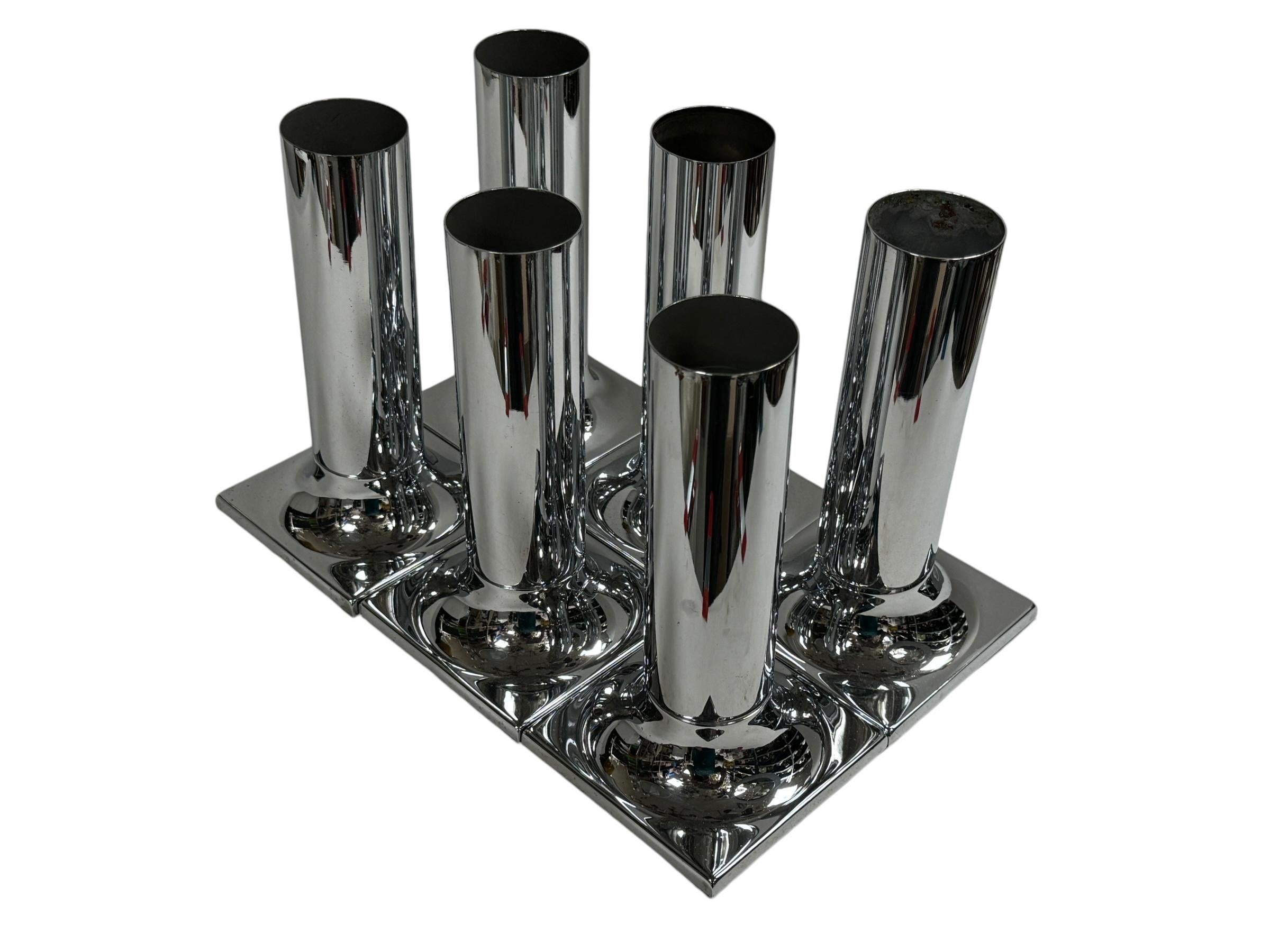 Un superbe ensemble de six appliques ou plafonniers fabriqués en Allemagne, par Staff Leuchten. Chacun avec du chrome et du métal. Facile à monter et fantastique à regarder. Chaque luminaire nécessite une ampoule européenne E27 / 110 Volt Edison,