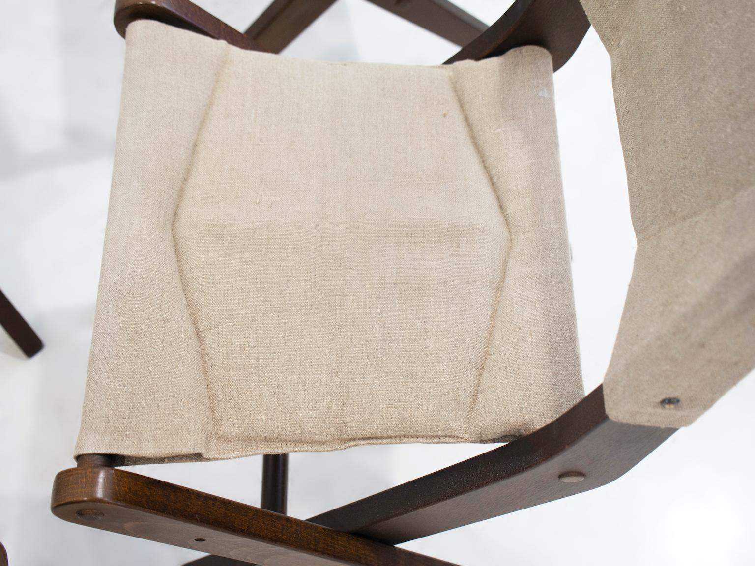 Ensemble de six chaises pliantes en htre teint avec assise et dossier en toile en vente 1