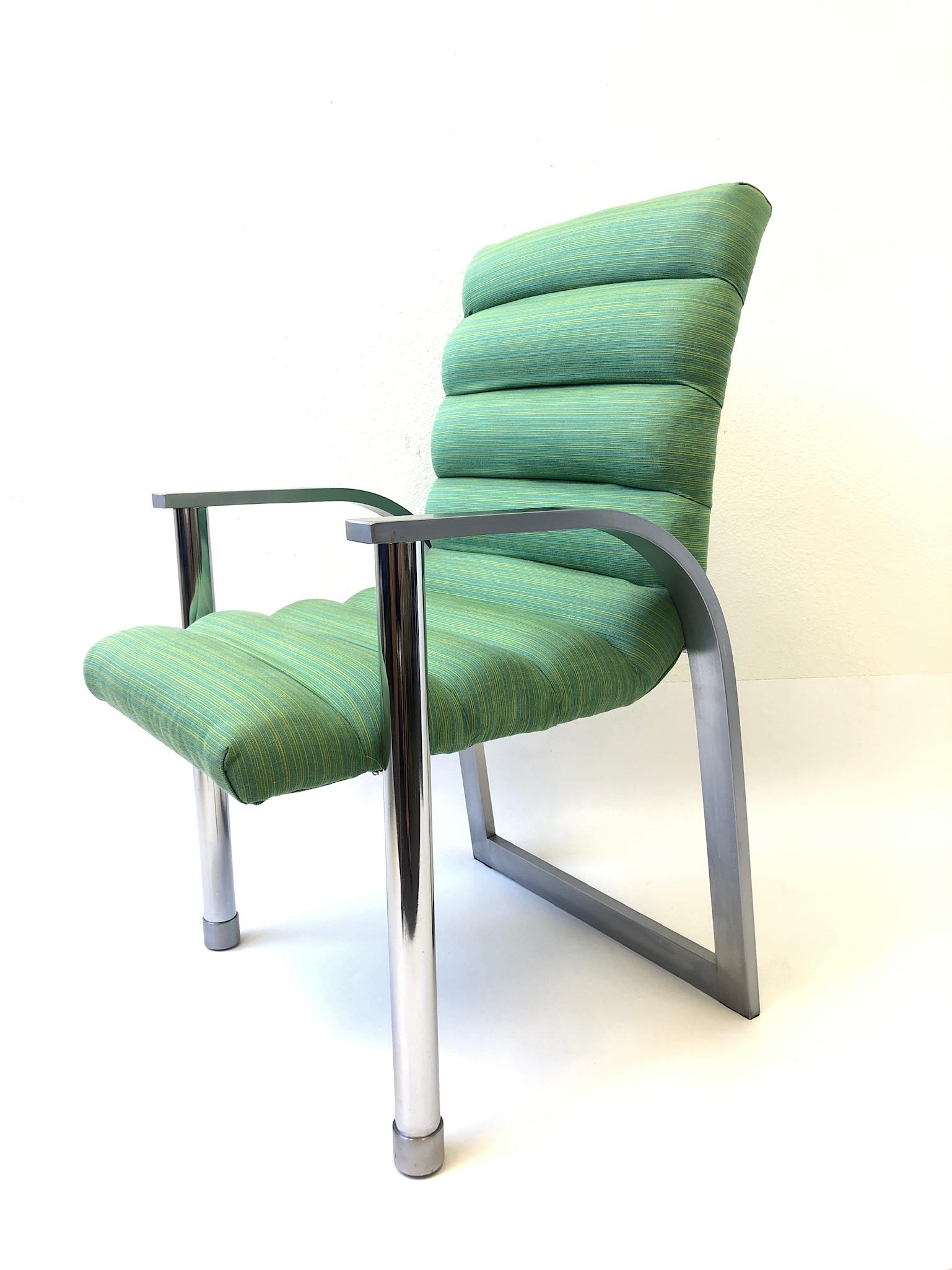 Ensemble de six chaises de salle à manger en acier inoxydable et tissu vert par Jay Spectre en vente 3