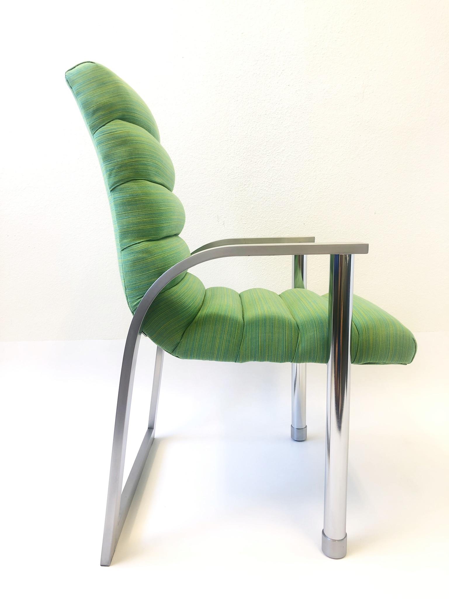 Américain Ensemble de six chaises de salle à manger en acier inoxydable et tissu vert par Jay Spectre en vente