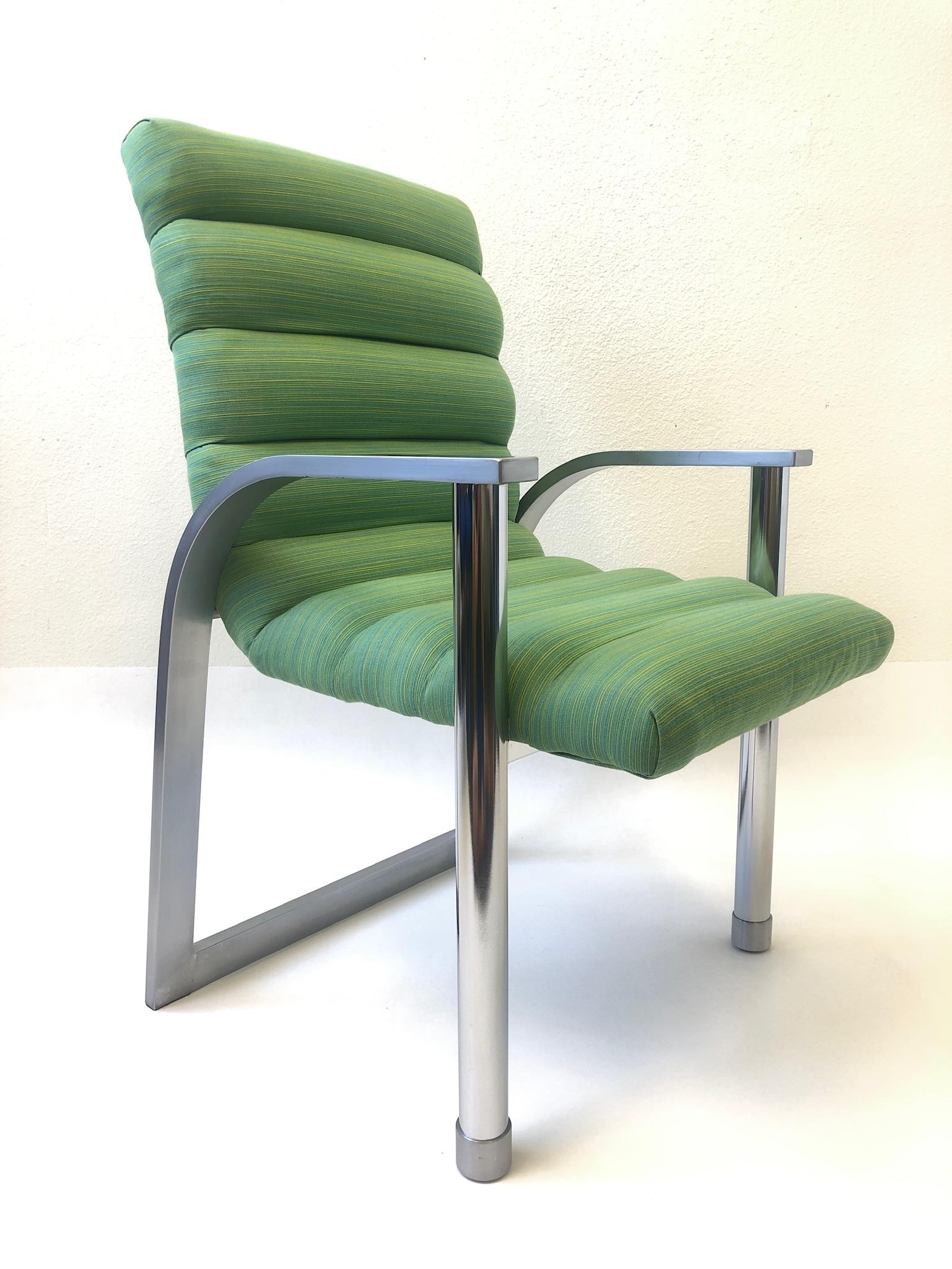 Brossé Ensemble de six chaises de salle à manger en acier inoxydable et tissu vert par Jay Spectre en vente