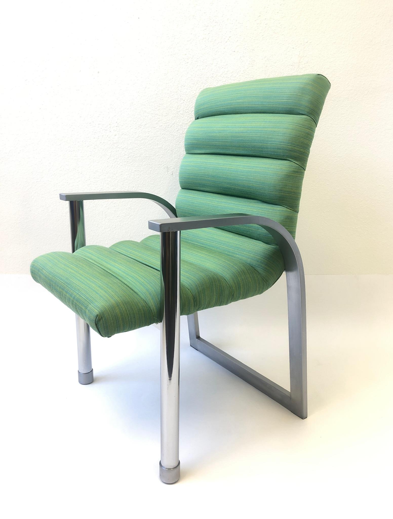 Ensemble de six chaises de salle à manger en acier inoxydable et tissu vert par Jay Spectre Bon état - En vente à Palm Springs, CA