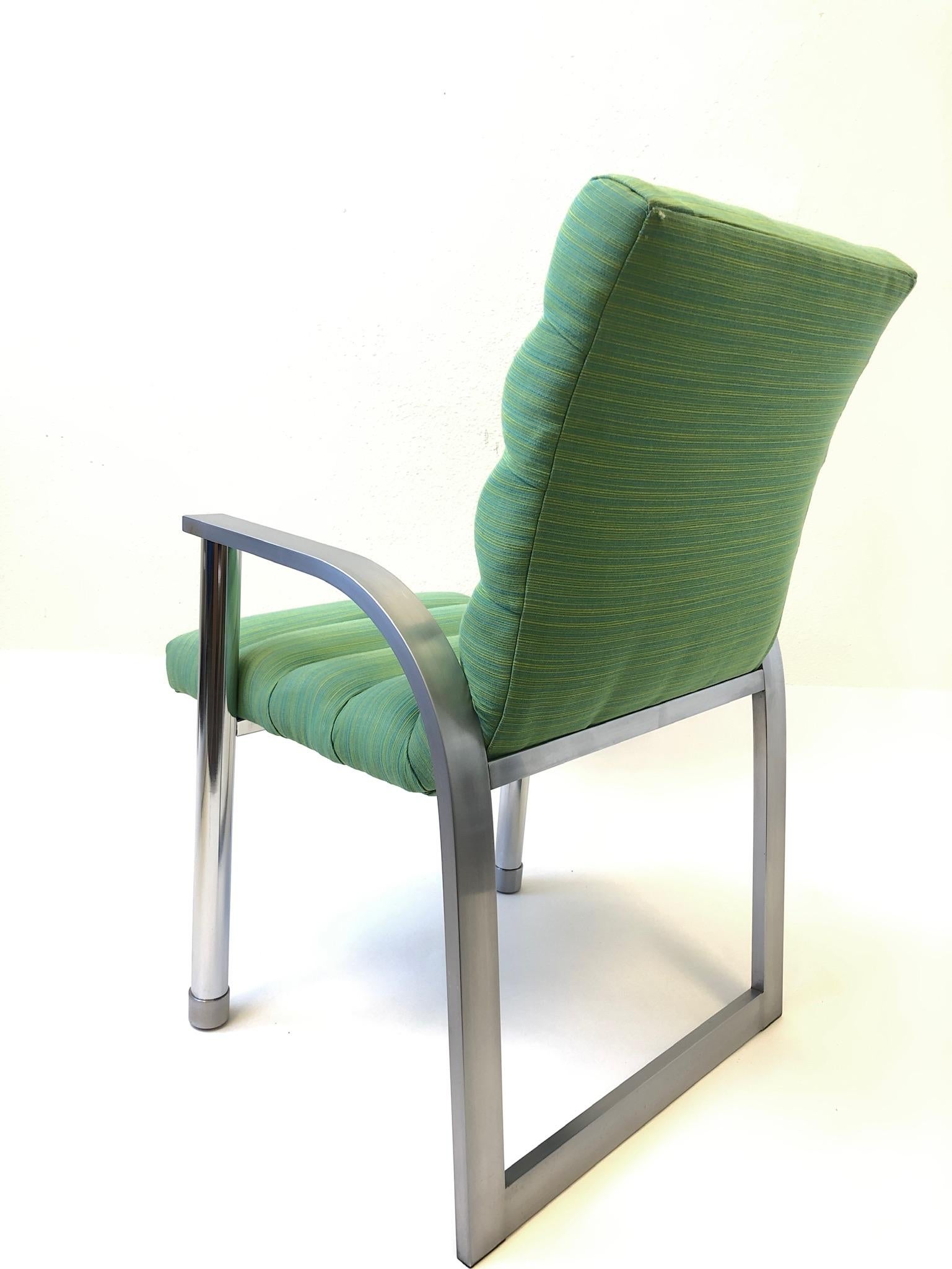 Fin du 20e siècle Ensemble de six chaises de salle à manger en acier inoxydable et tissu vert par Jay Spectre en vente