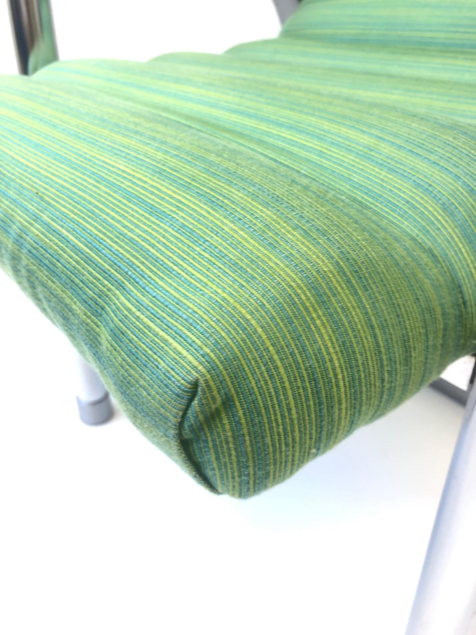 Tissu Ensemble de six chaises de salle à manger en acier inoxydable et tissu vert par Jay Spectre en vente