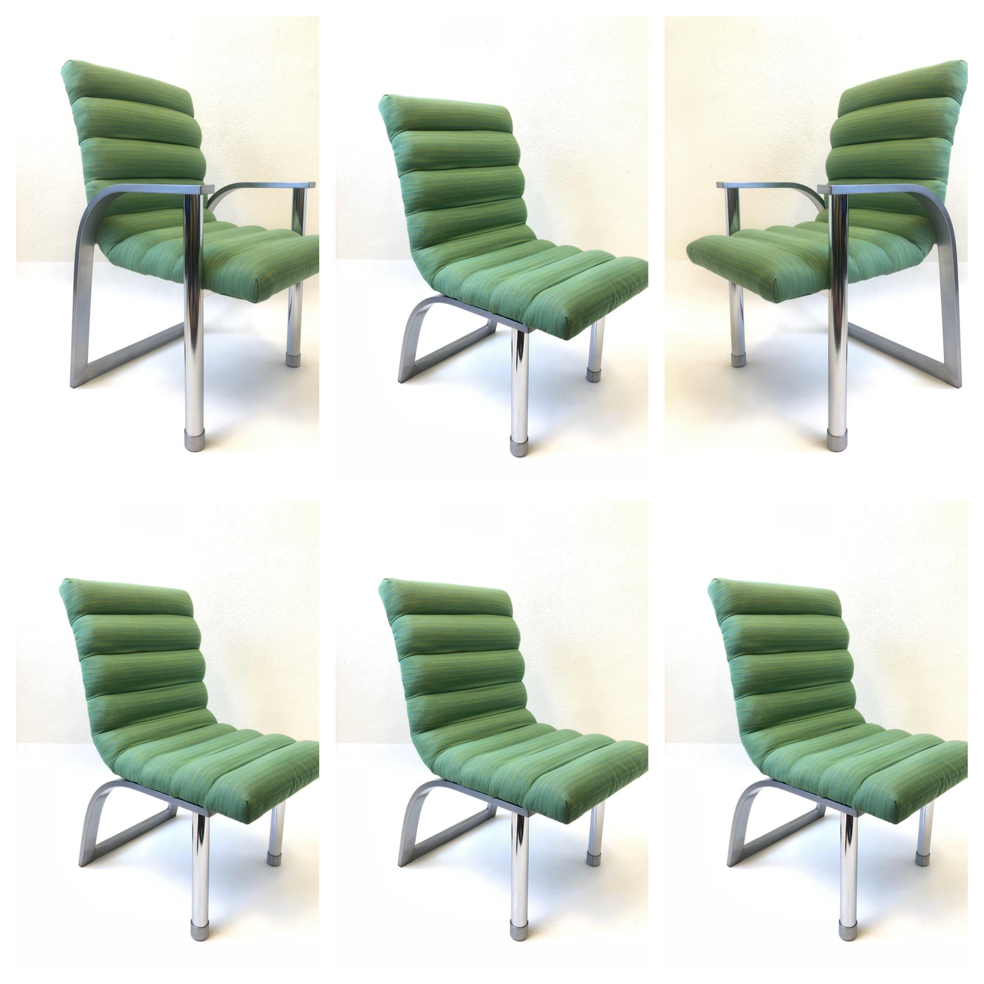 Moderne Ensemble de six chaises de salle à manger en acier inoxydable et tissu vert par Jay Spectre en vente