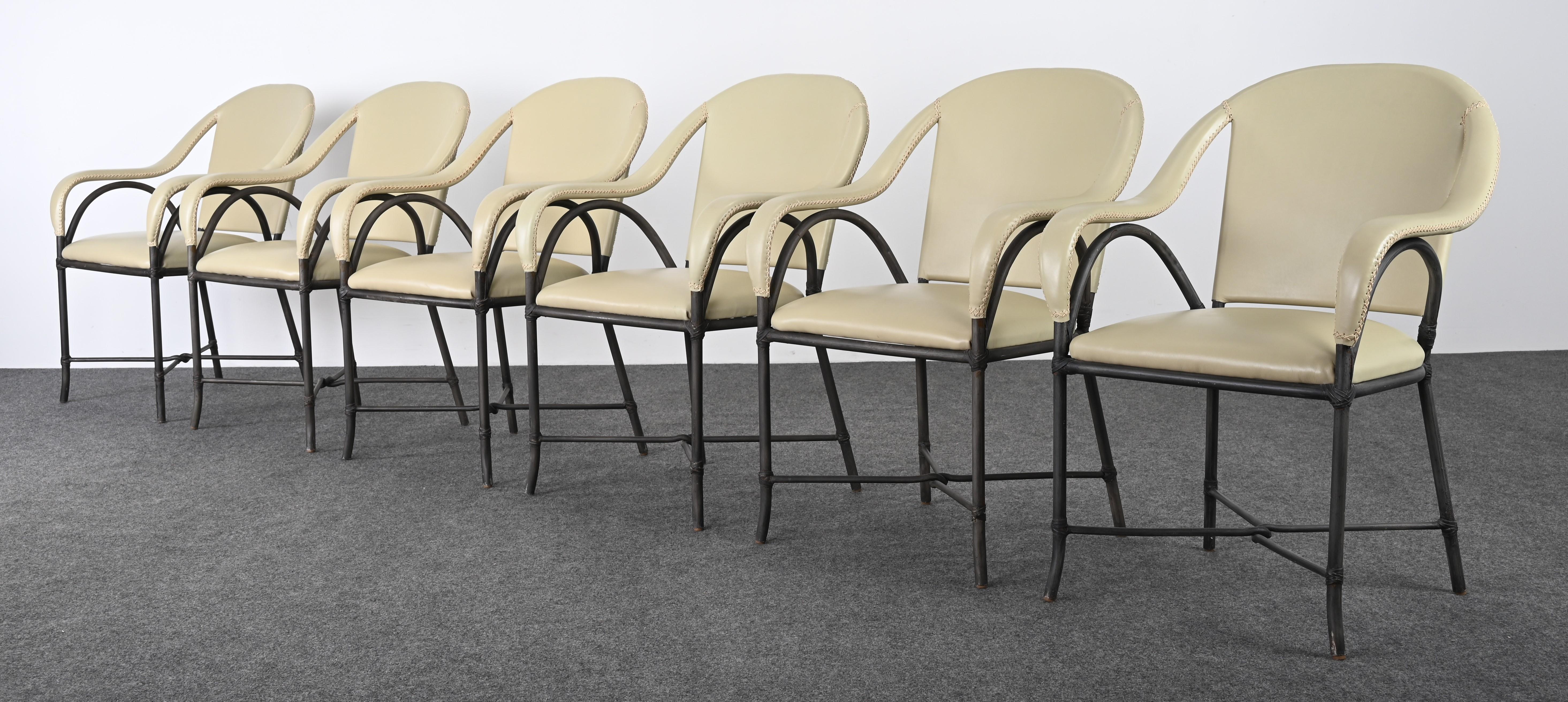 Satz von sechs Esszimmerstühlen aus Stahl und Leder in der Art von McGuire (Moderne) im Angebot