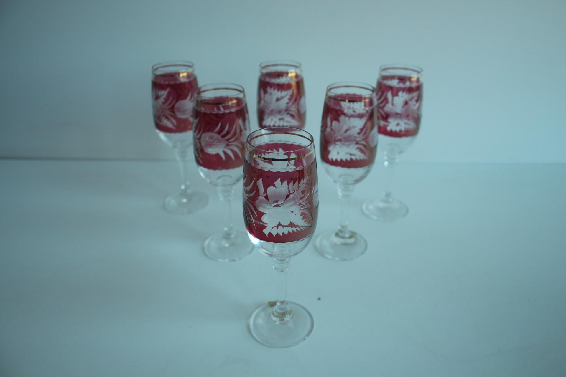 Magnifiques verres décoratifs pour les occasions spéciales ou les célébrations. Les lunettes présentent des signes d'utilisation. Belle décoration.
État vintage d'origine.