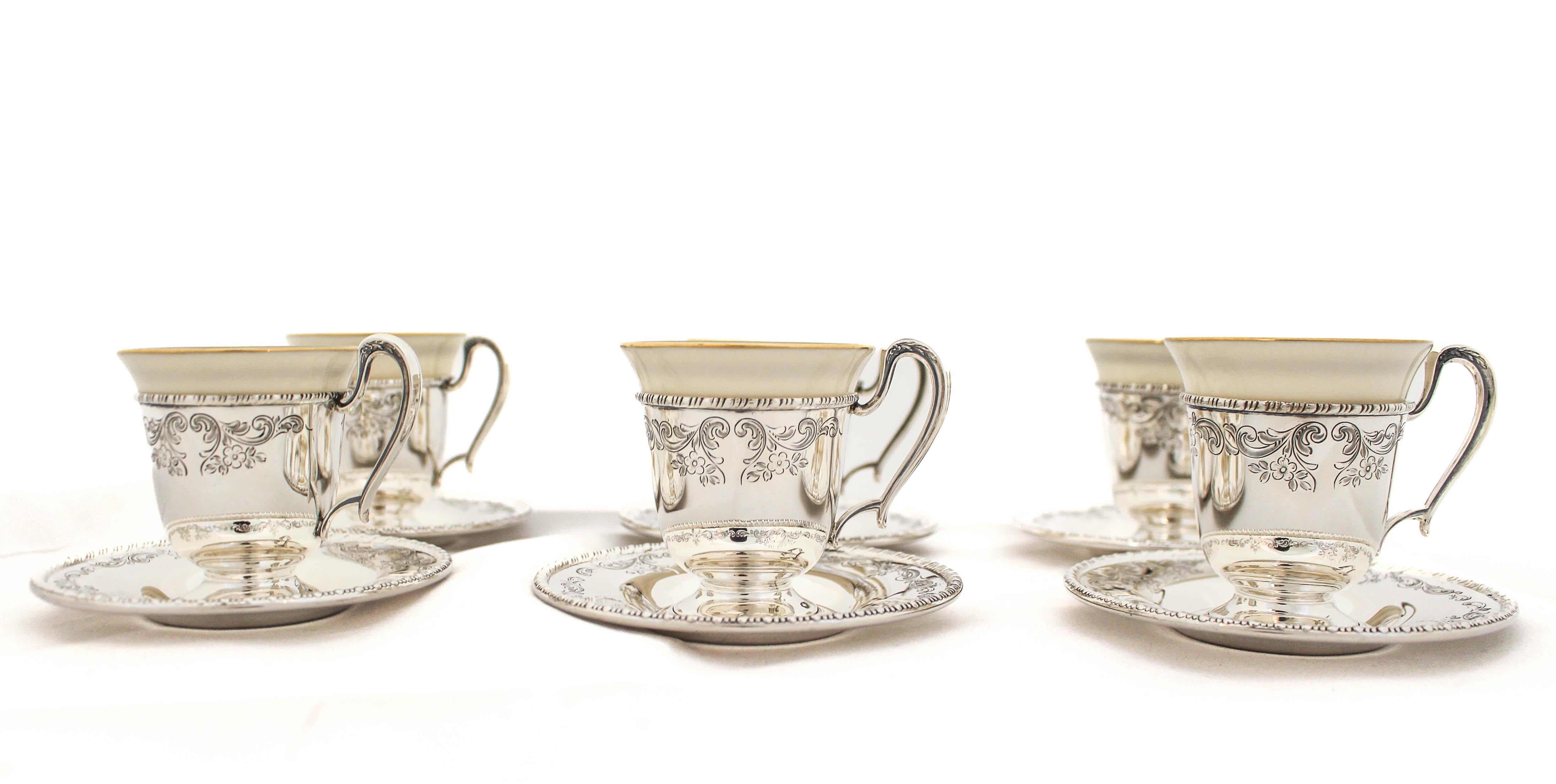 Se ofrece un juego de seis tazas y platillos de plata de ley de Frank Whiting Silver.  Los portavasos y los platillos de esterlina se han reparado y pulido a la perfección y son los forros de porcelana originales de Lenox.  Son de color crema con