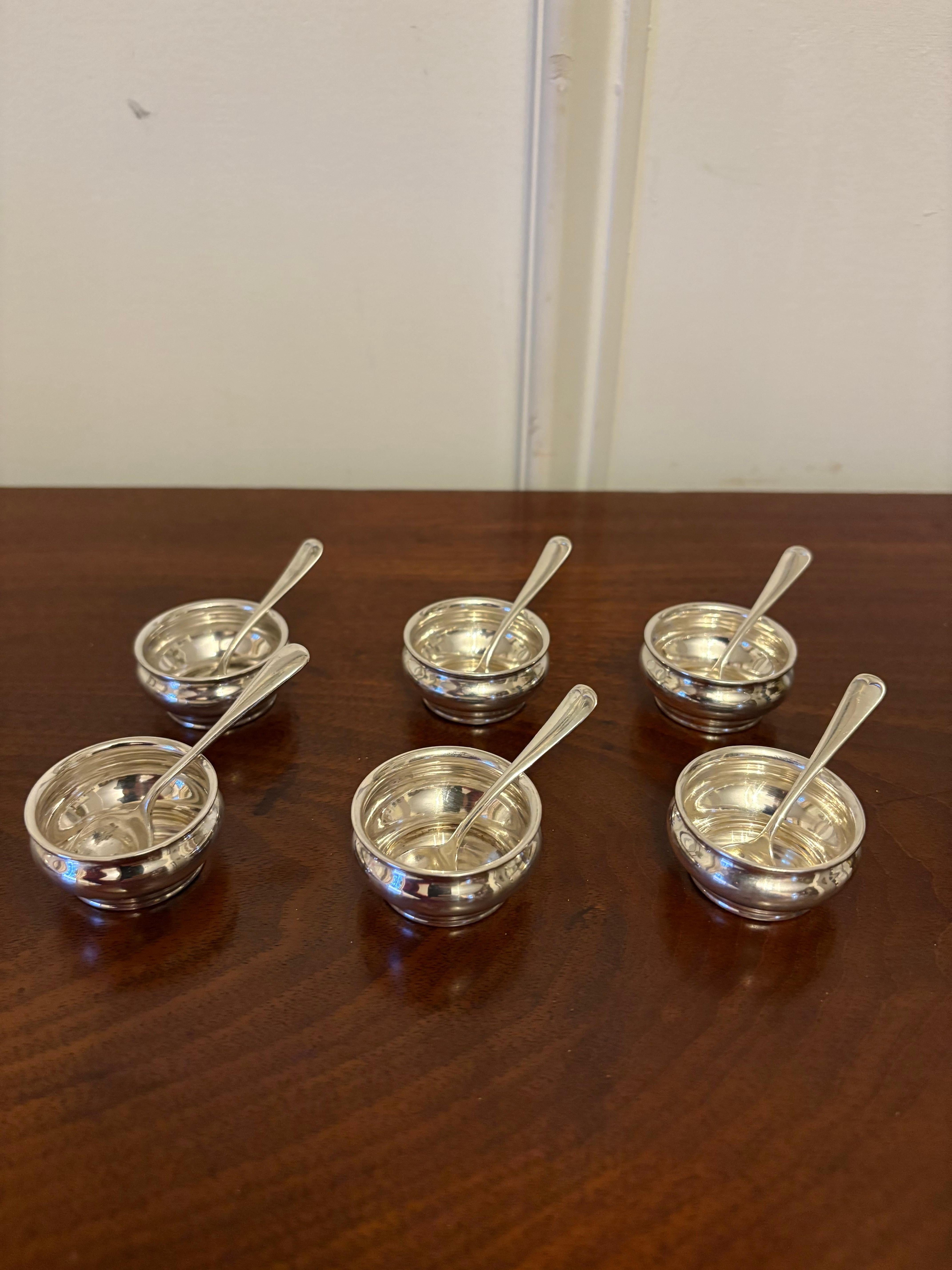 Set di sei saliere in argento sterling con cucchiai di Gorham, XX secolo

Salina marcata A4070 (Made by Gorham) - 0,75