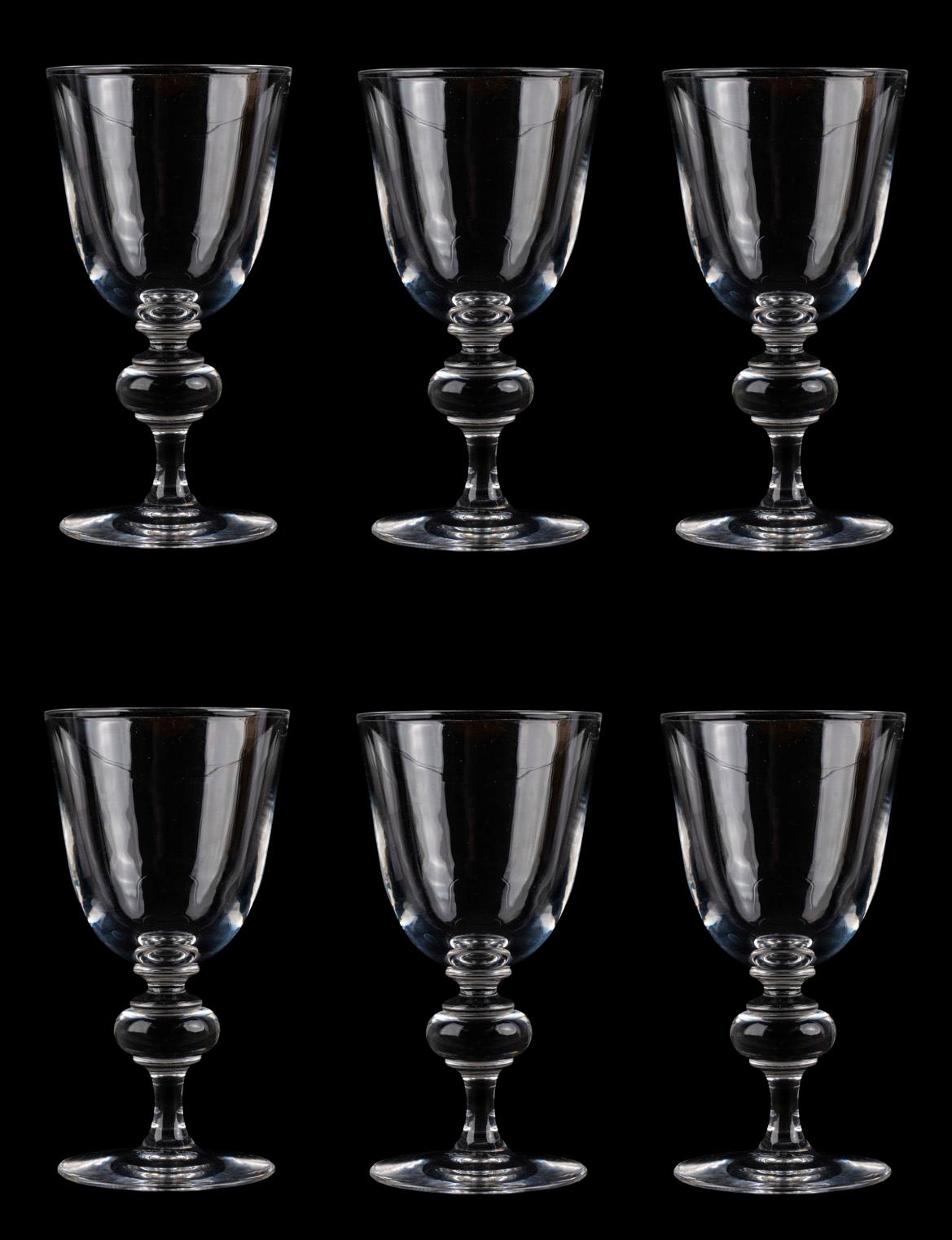 Un set di sei bicchieri da piedistallo in cristallo per vino rosso, dalla forma classica e dal design pulito.

La base di ciascuno di essi è firmata Steuben in stampatello, anni '60.

-Altezza: 13,3 cm; diametro della ciotola: 7 cm.

Condit: uno con