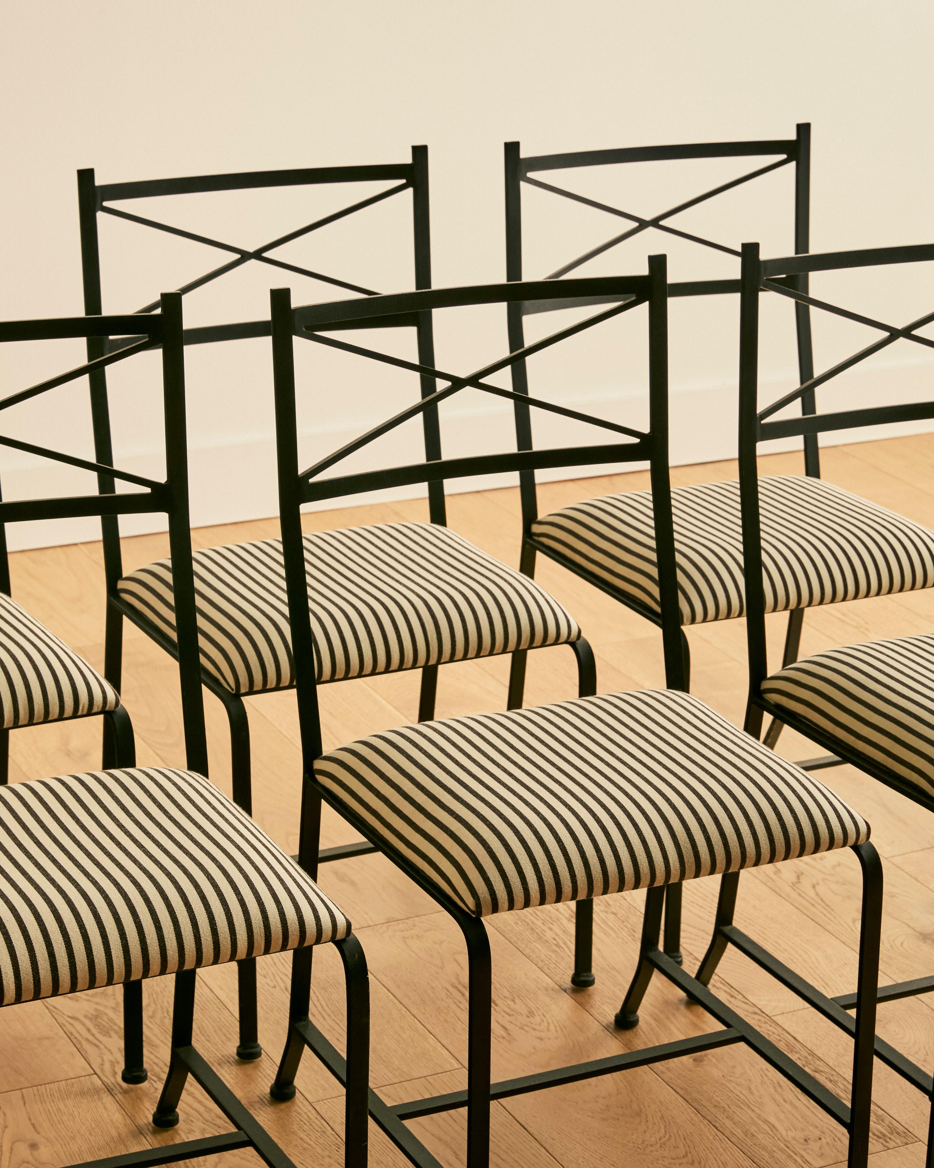 Ensemble de six fauteuils de salle à manger en fer rayé, dont les sièges ont été récemment retapissés en tissu Strange Love de Dedar Milano en Cocco Bello. 