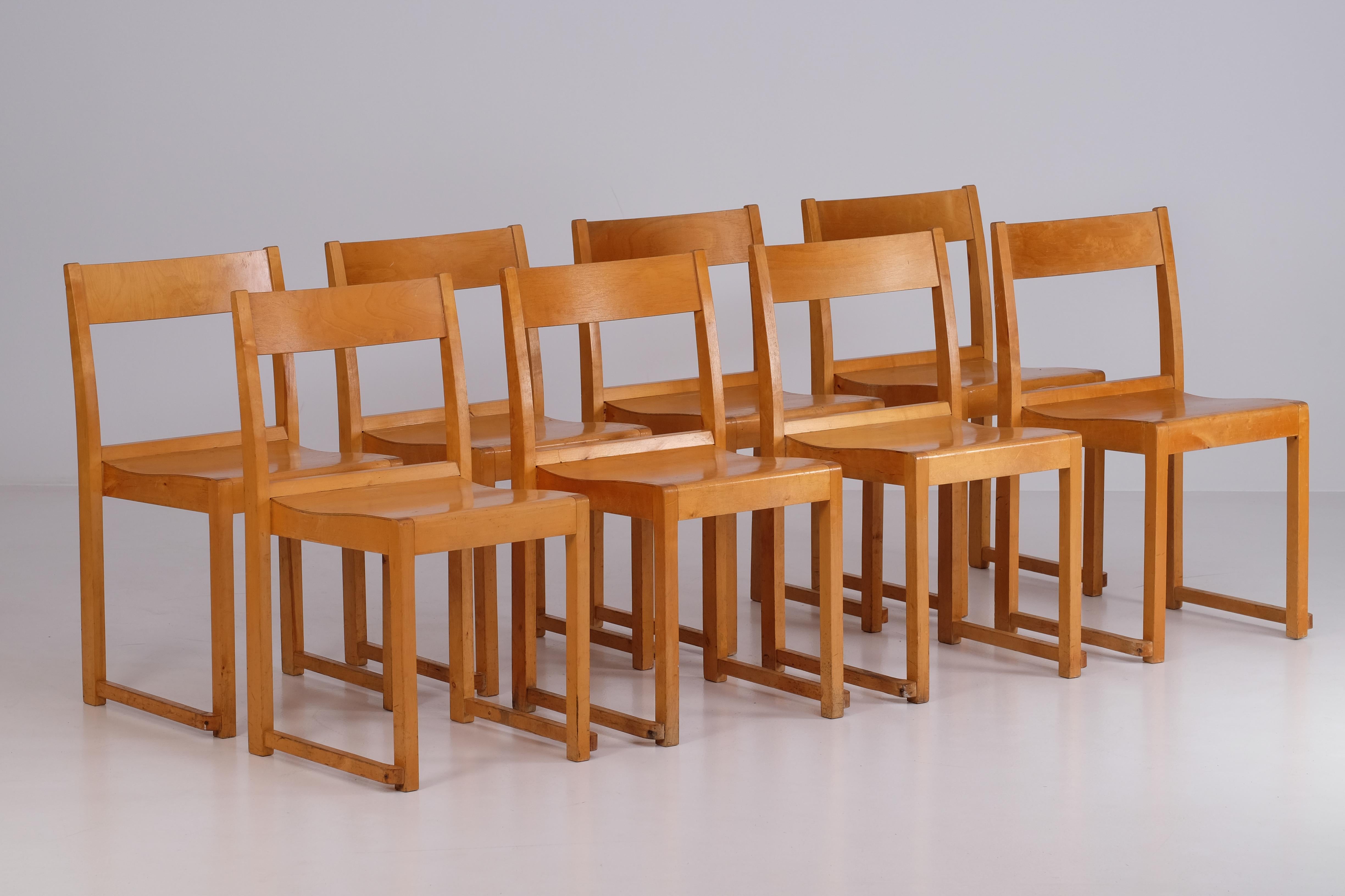 Ensemble de 8 chaises 'Orkesterstolen' par Sven Markelius, Suède, années 1940. 
Les chaises ont été conçues à l'origine pour la salle de concert d'Helsingborg.