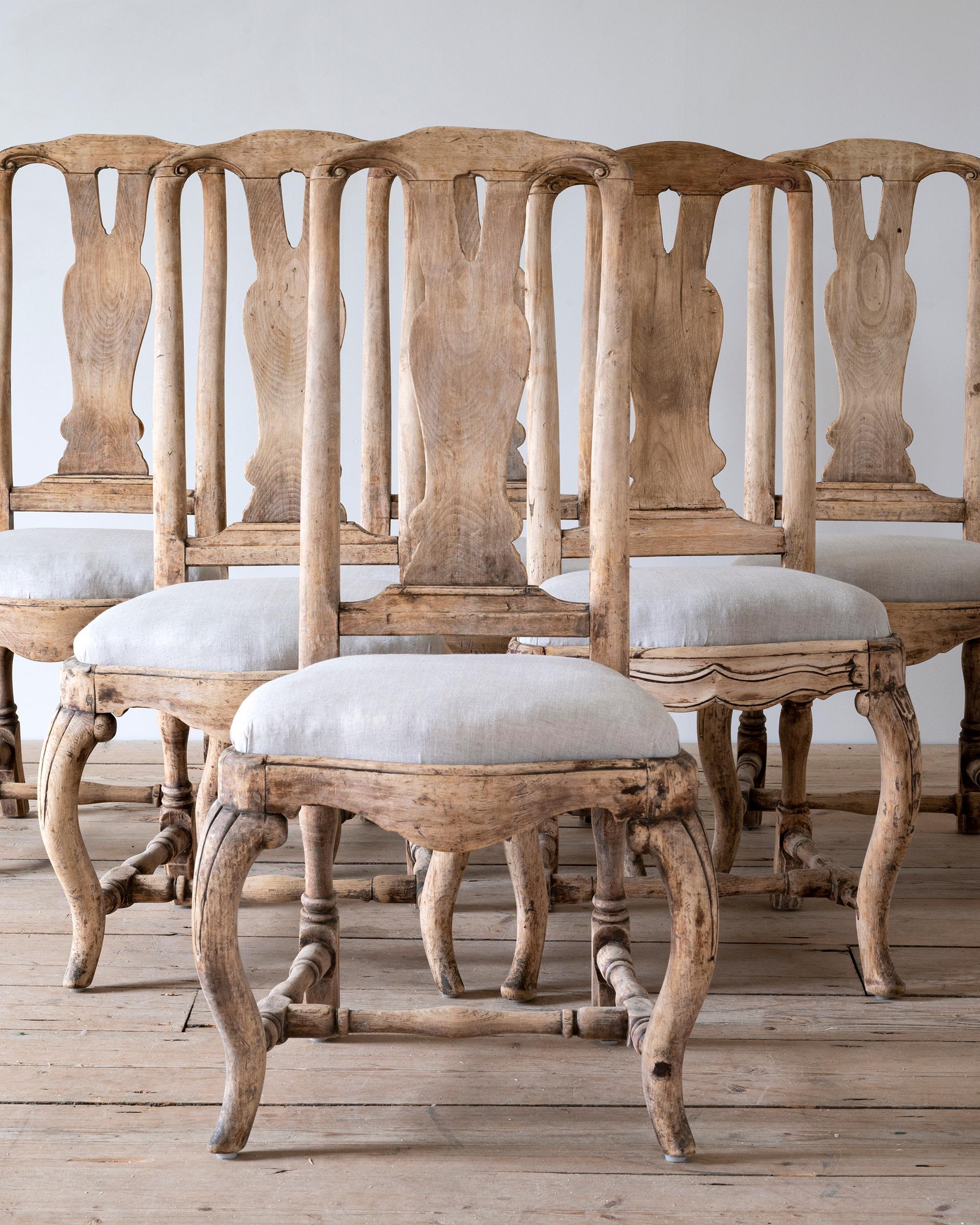 Schöner Satz von sechs schwedischen Rokokostühlen aus dem 18. Jahrhundert in ihrer rohen Holzausführung mit schöner Patina. ca. 1770 Schweden  