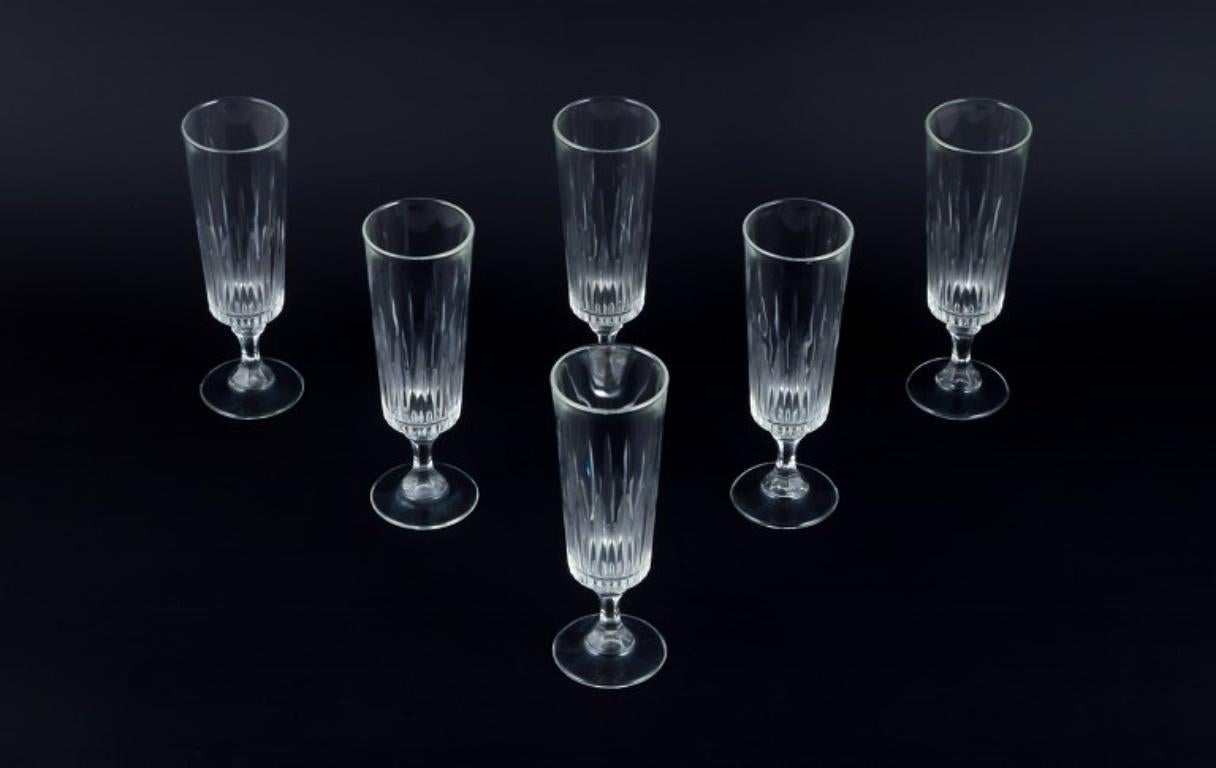 Ein Satz von sechs schwedischen Champagnerflöten aus klarem Glas. Facettiert. 
CIRCA 1930er Jahre. 
Perfekter Zustand. 
Abmessungen: H 17,0 cm x T 5,5 cm.