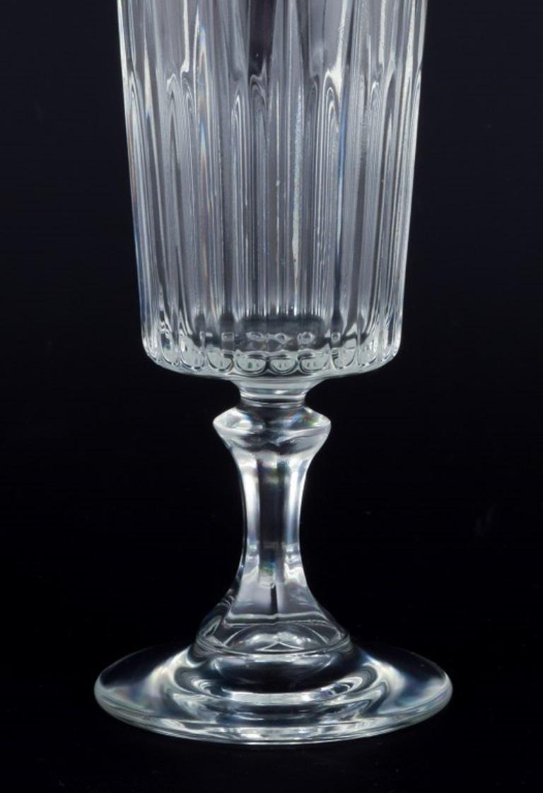 Set von sechs schwedischen Champagnerflöten aus klarem Glas. Ca. 1930er Jahre. (Mitte des 20. Jahrhunderts) im Angebot