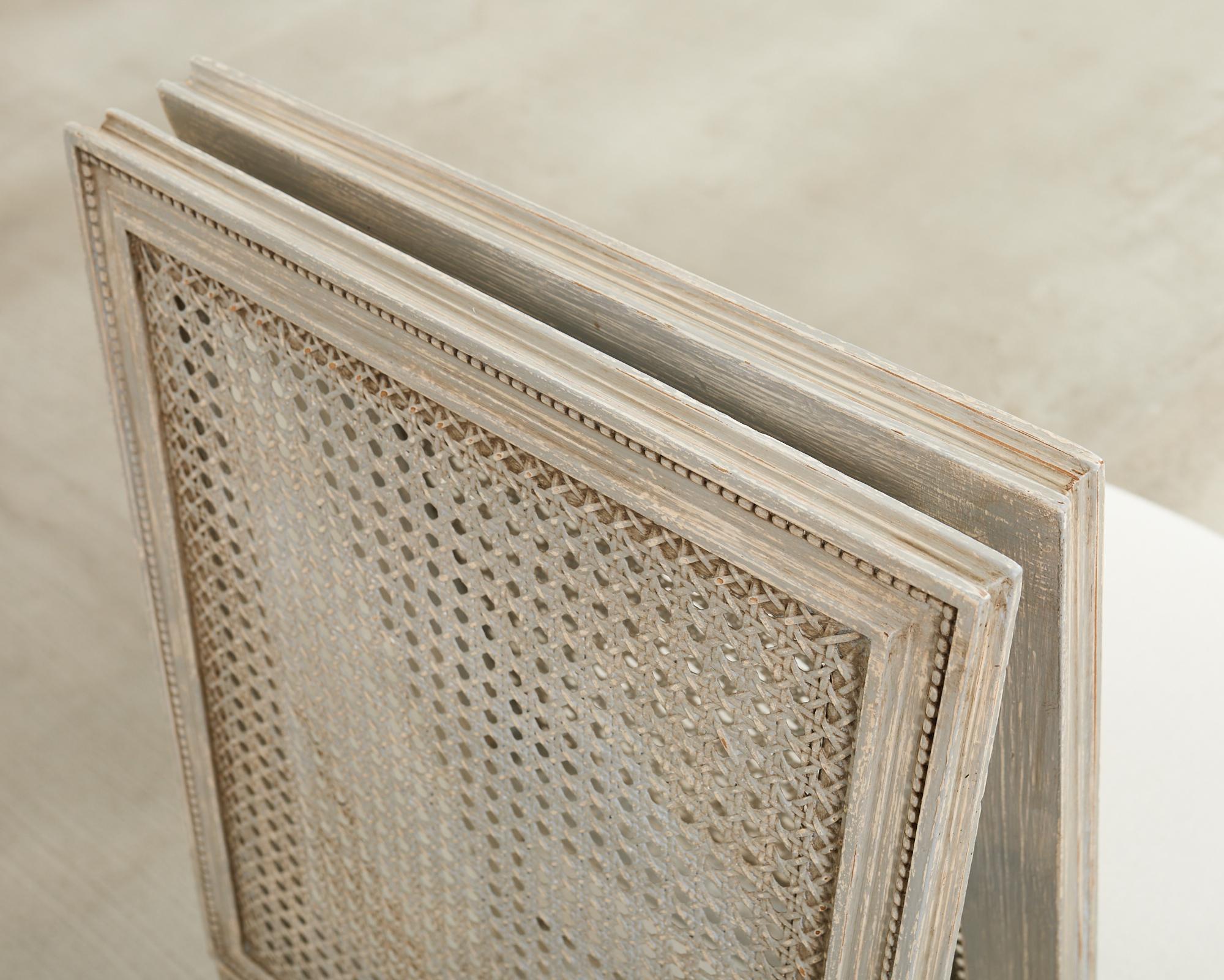 Ensemble de six chaises de salle à manger en rotin peintes de style gustavien suédois en vente 2