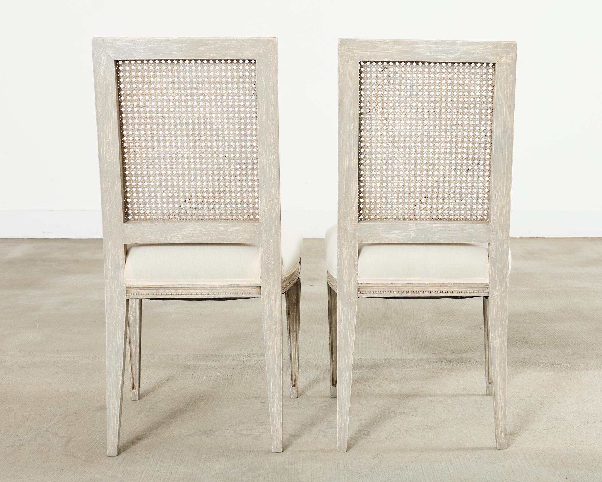 Ensemble de six chaises de salle à manger en rotin peintes de style gustavien suédois en vente 3