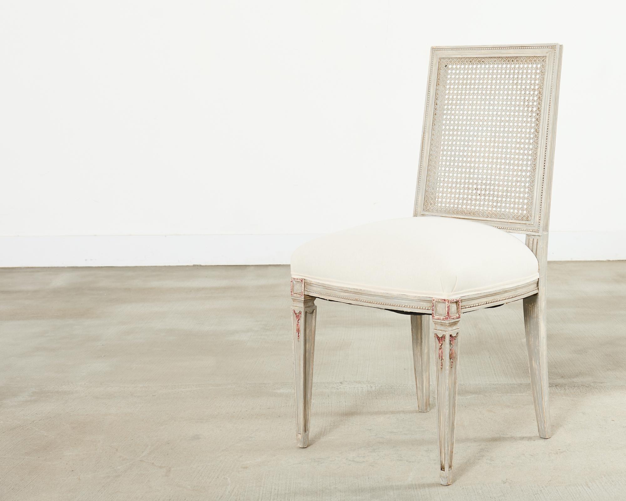 Ensemble de six chaises de salle à manger en rotin peintes de style gustavien suédois en vente 4