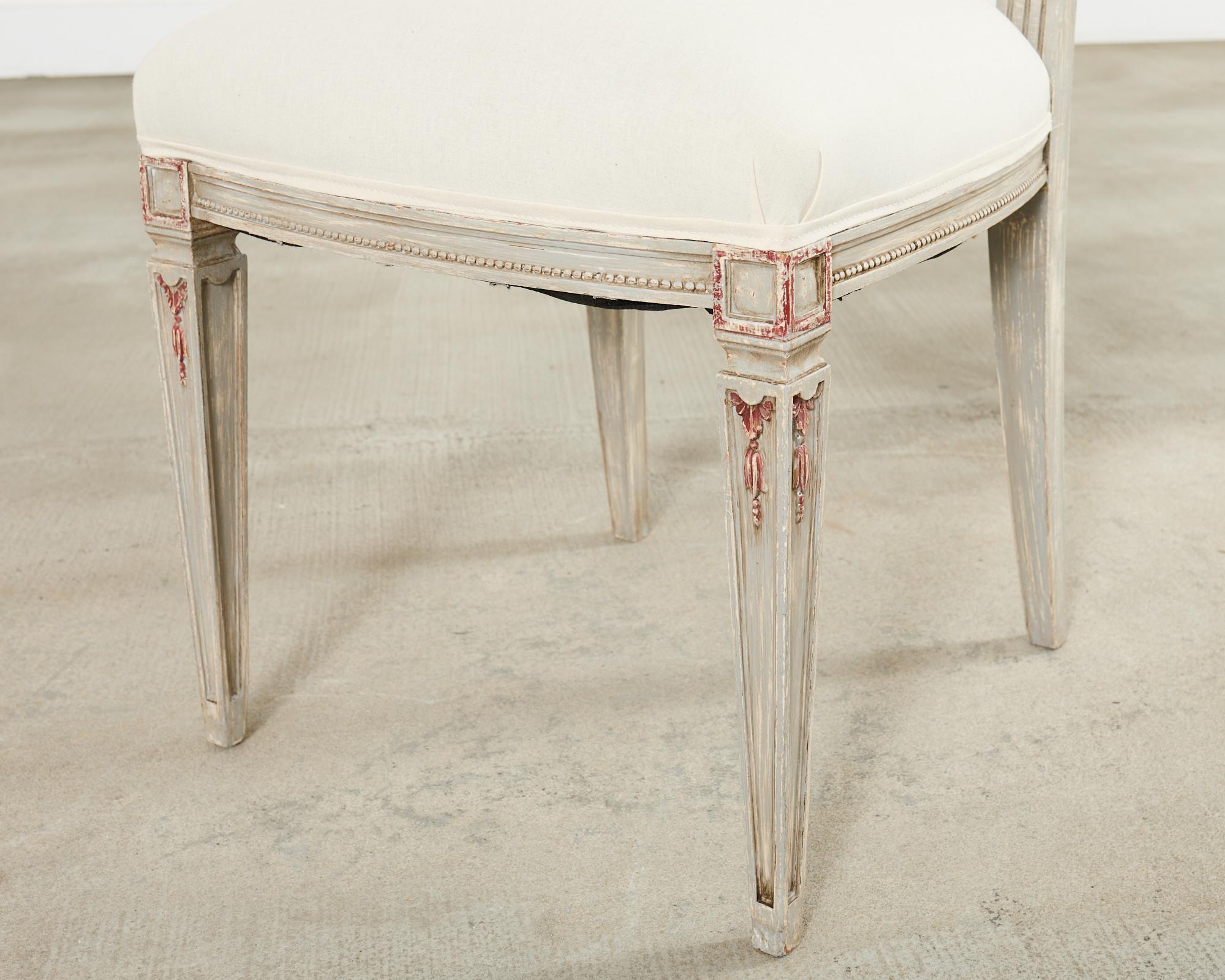 Ensemble de six chaises de salle à manger en rotin peintes de style gustavien suédois en vente 5