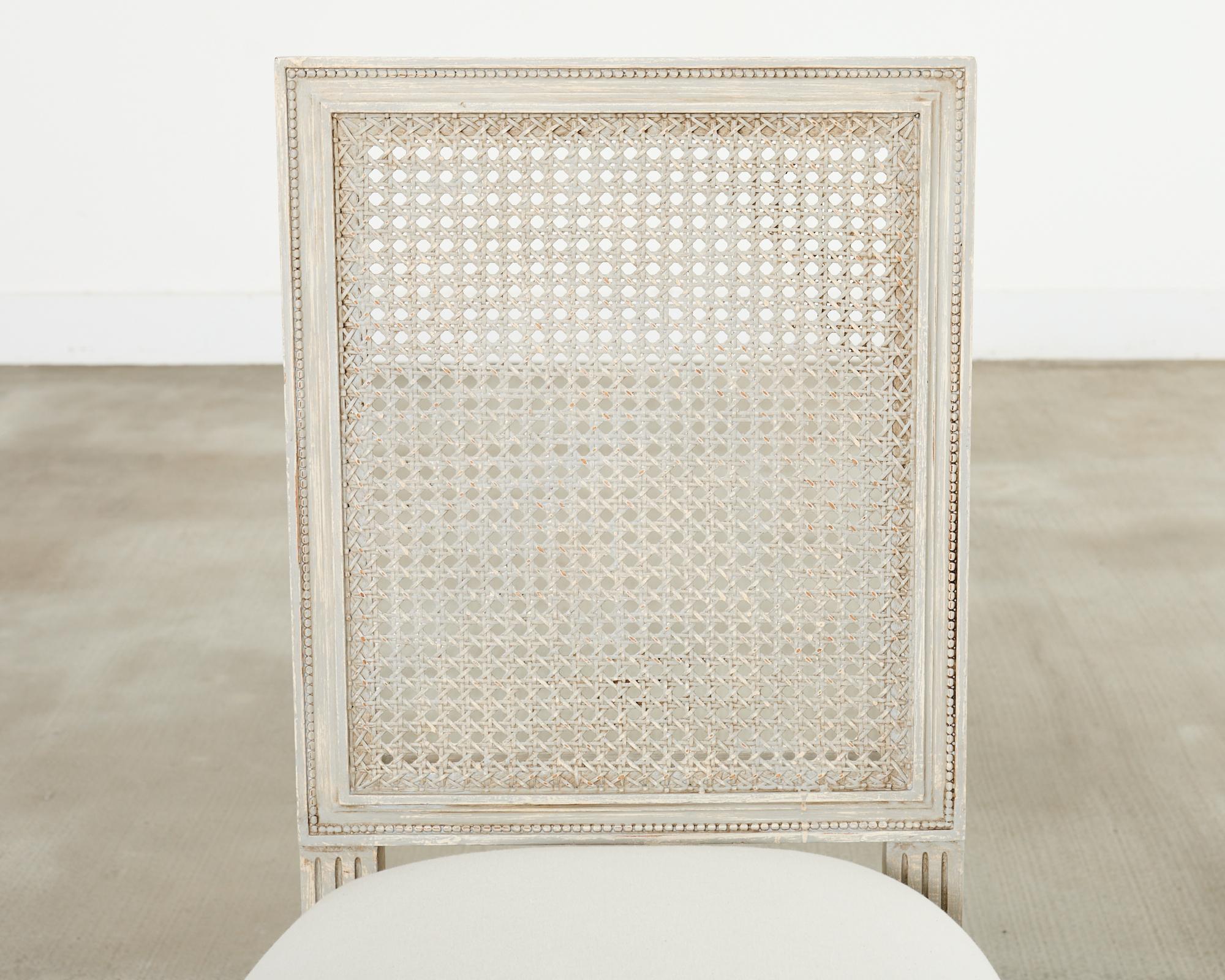 Ensemble de six chaises de salle à manger en rotin peintes de style gustavien suédois en vente 6