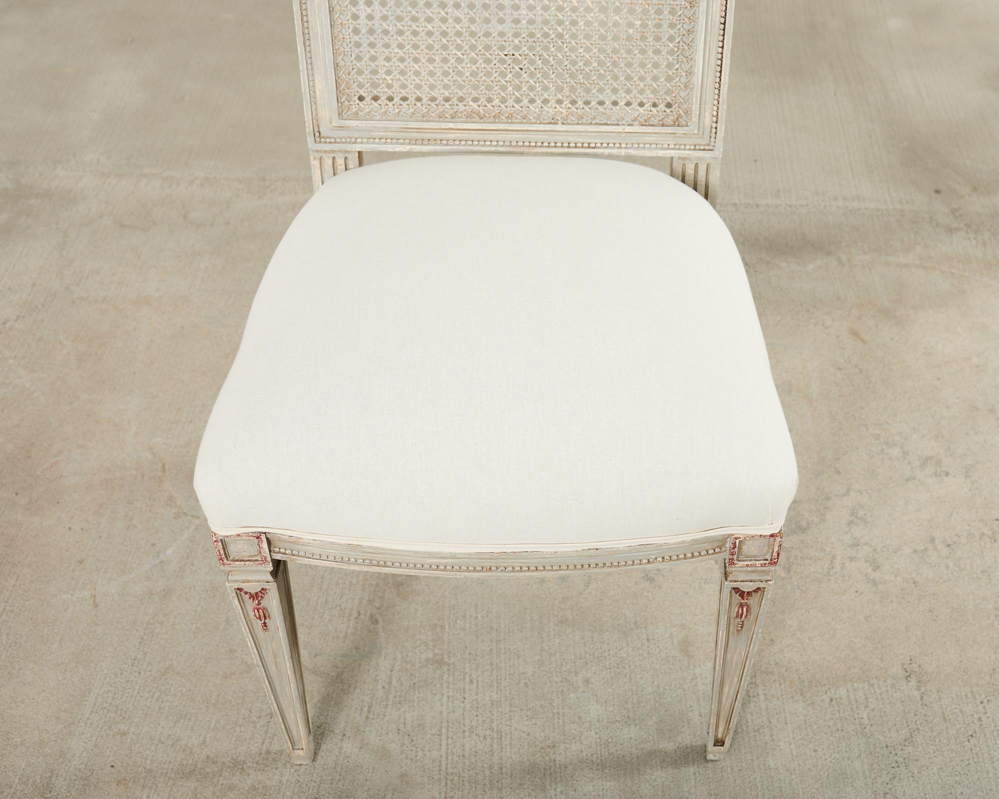 Ensemble de six chaises de salle à manger en rotin peintes de style gustavien suédois en vente 7