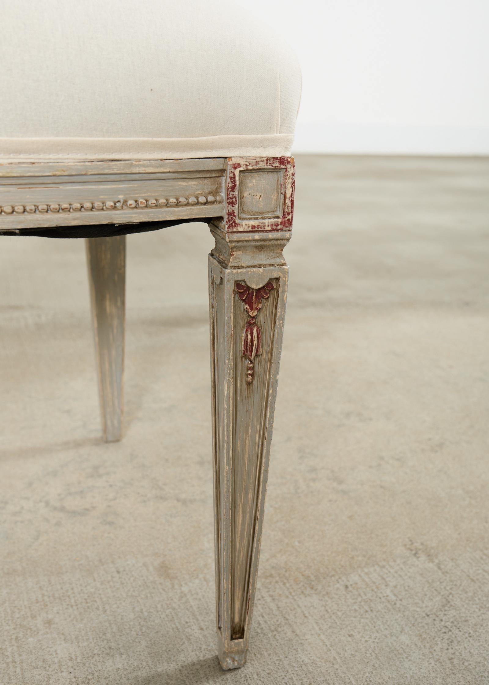 Ensemble de six chaises de salle à manger en rotin peintes de style gustavien suédois en vente 8