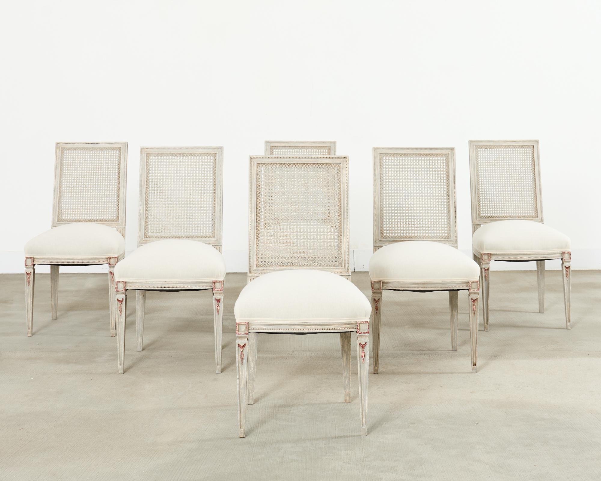 Louis XVI Ensemble de six chaises de salle à manger en rotin peintes de style gustavien suédois en vente