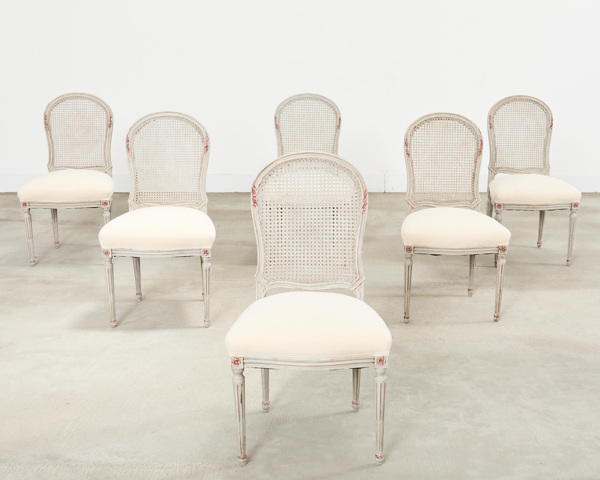 Satz von sechs schwedischen Esstischstühlen aus bemaltem Rohr im gustavianischen Stil (Louis XVI.) im Angebot