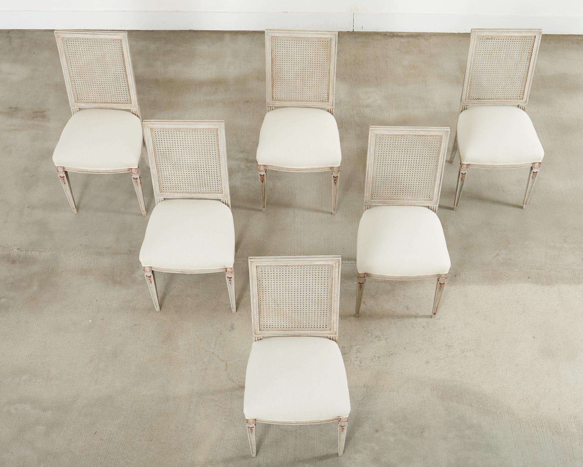 Suédois Ensemble de six chaises de salle à manger en rotin peintes de style gustavien suédois en vente