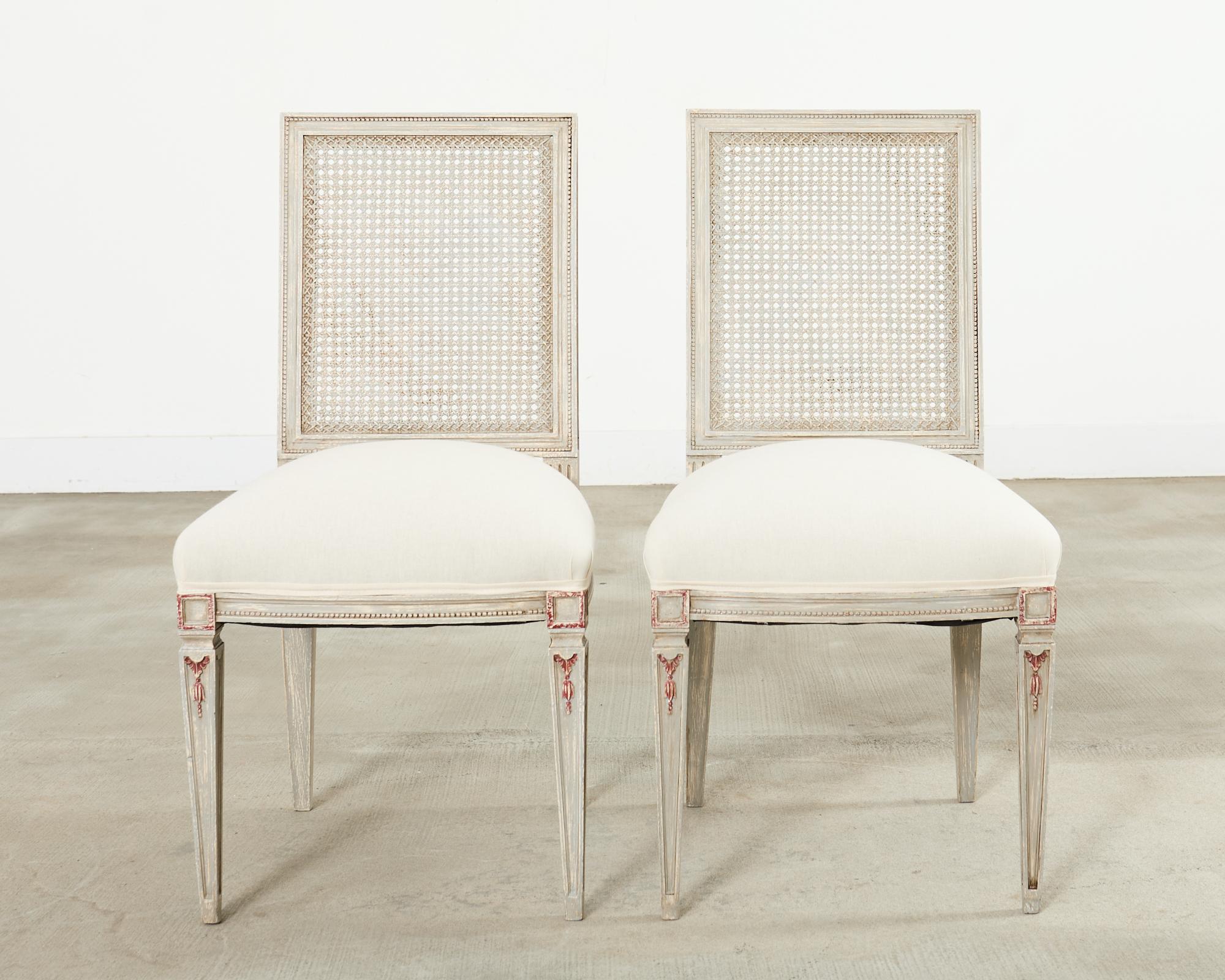 Peint Ensemble de six chaises de salle à manger en rotin peintes de style gustavien suédois en vente