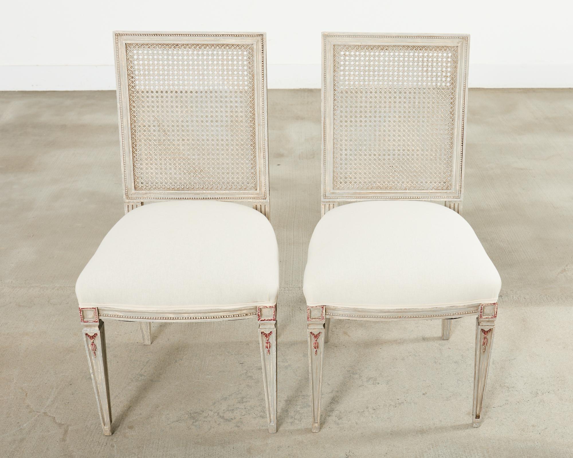 Ensemble de six chaises de salle à manger en rotin peintes de style gustavien suédois Bon état - En vente à Rio Vista, CA