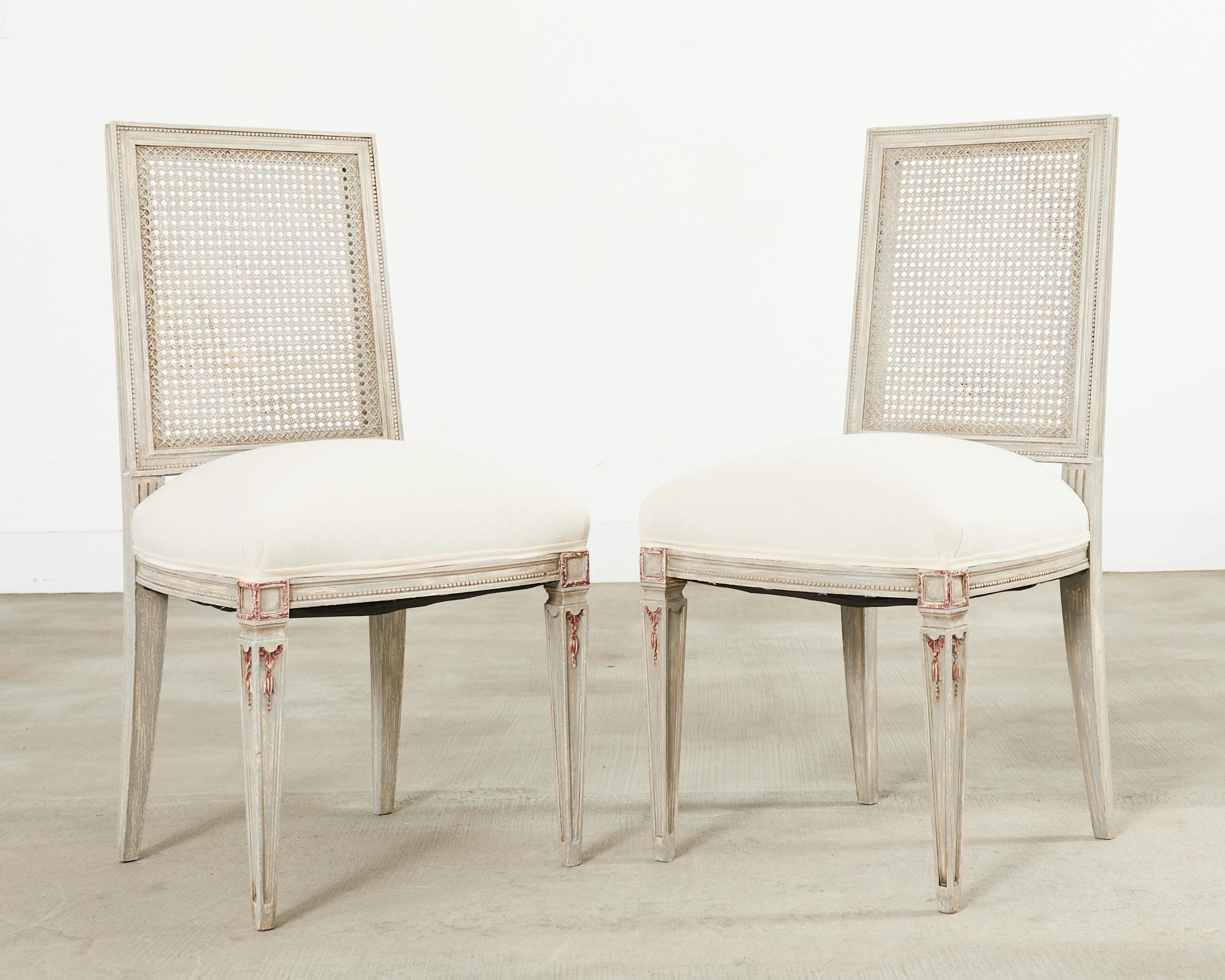 20ième siècle Ensemble de six chaises de salle à manger en rotin peintes de style gustavien suédois en vente