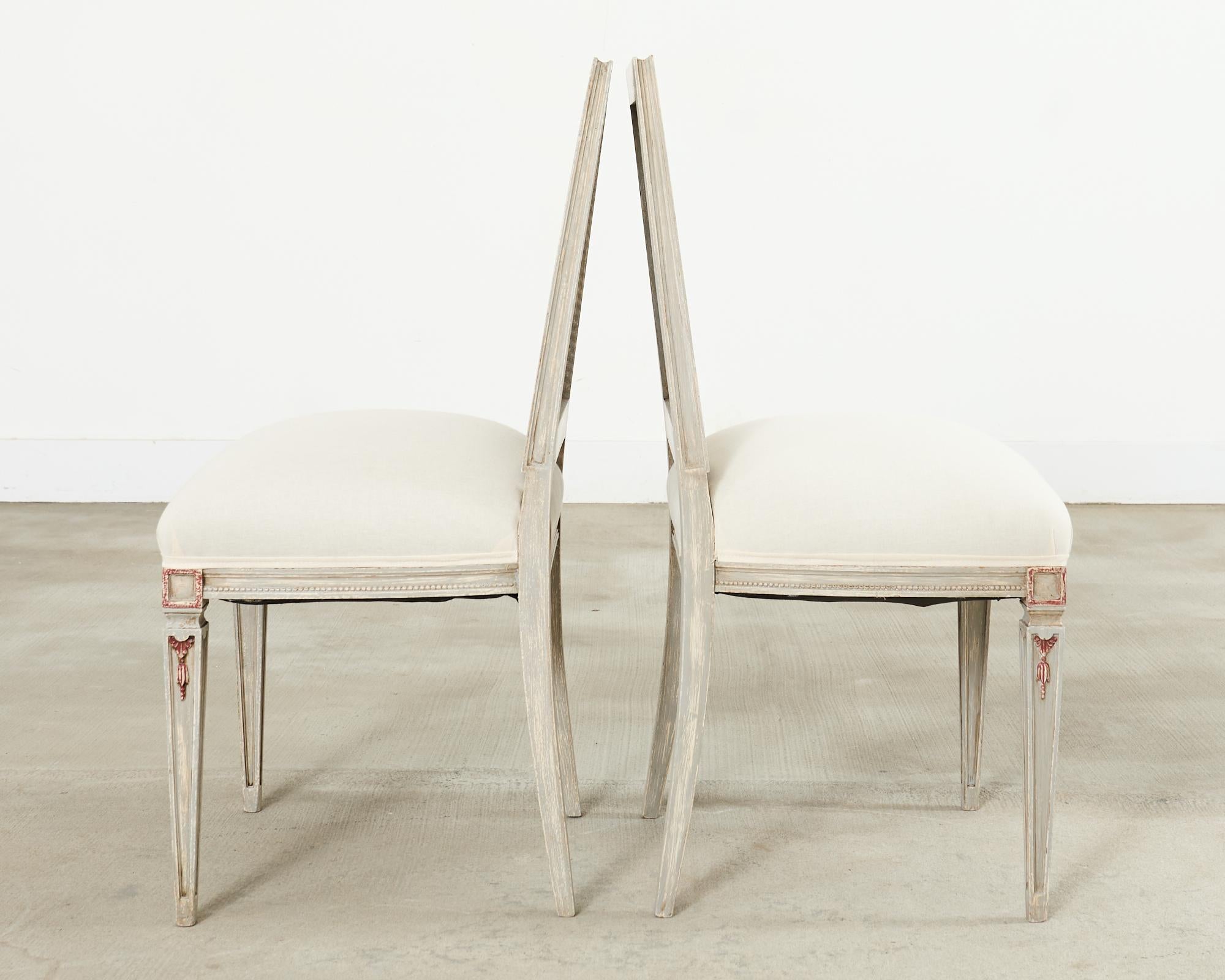 Ensemble de six chaises de salle à manger en rotin peintes de style gustavien suédois en vente 1