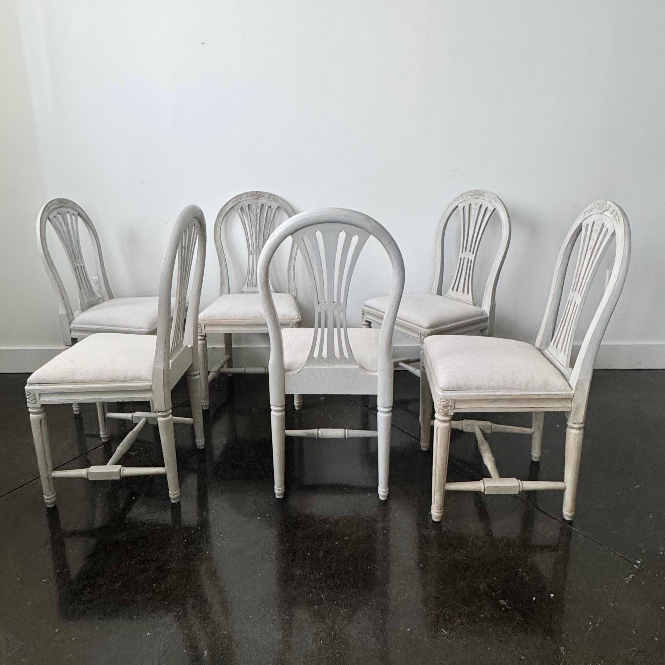 Sechs bemalte Esszimmerstühle im schwedischen Gustavianischen Stil mit durchbrochenen Latten und geschnitzten Weizengarben-Details. Lose Sitze, bezogen mit hellem reinem Leinen.
Schweden, um 1900-30
Sitzgröße 17