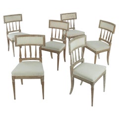 Ensemble de six chaises de salle à manger suédoises peintes