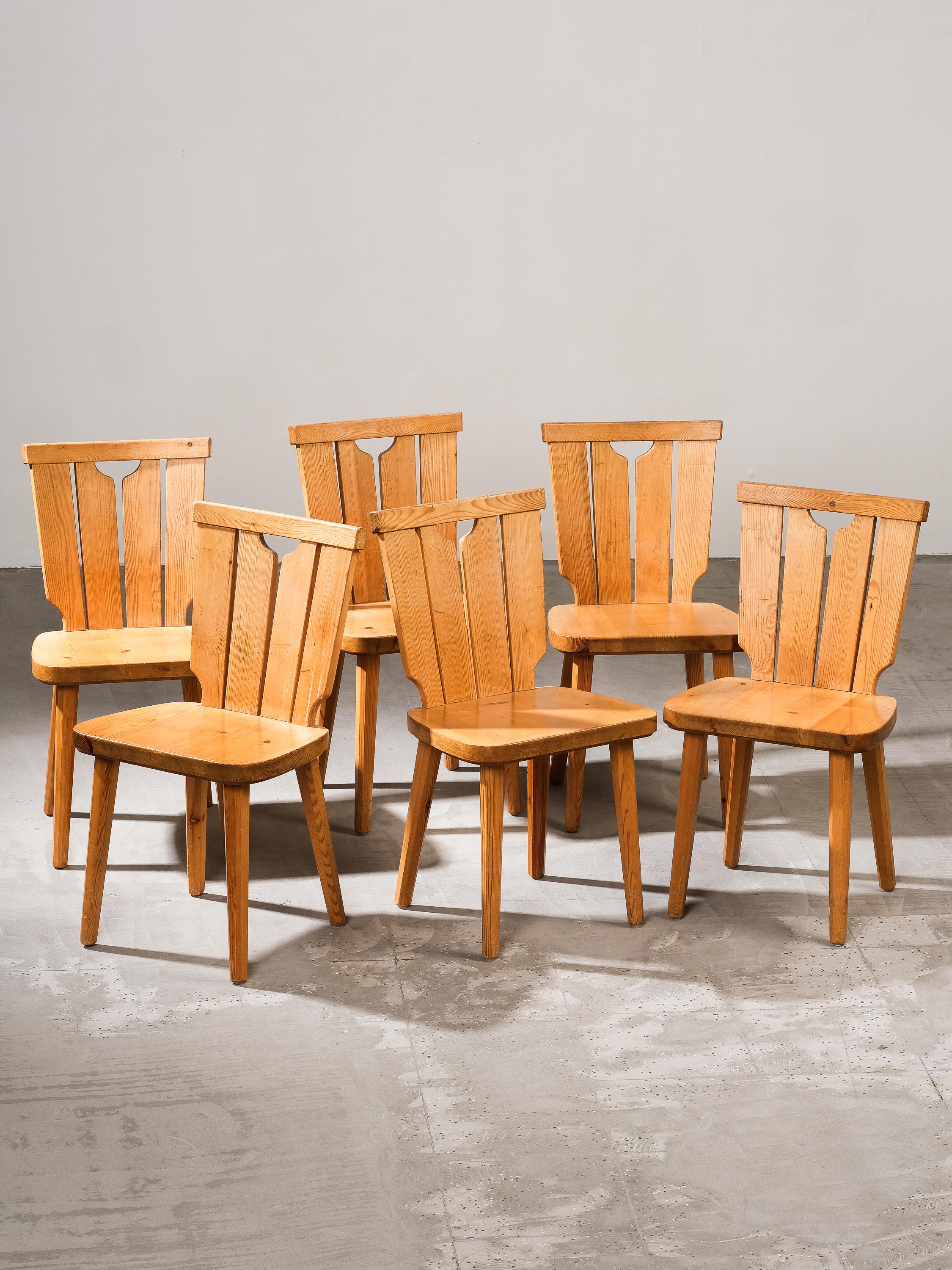 Un set di sette sedie da pranzo in pino svedese di Göran Malmvall con schienale a doghe. 

Göran Malmvall (1917-2001) è nato nel settore dell'arredamento e del design. In qualità di figlio minore del fondatore Karl Andersson di Karl Andersson &