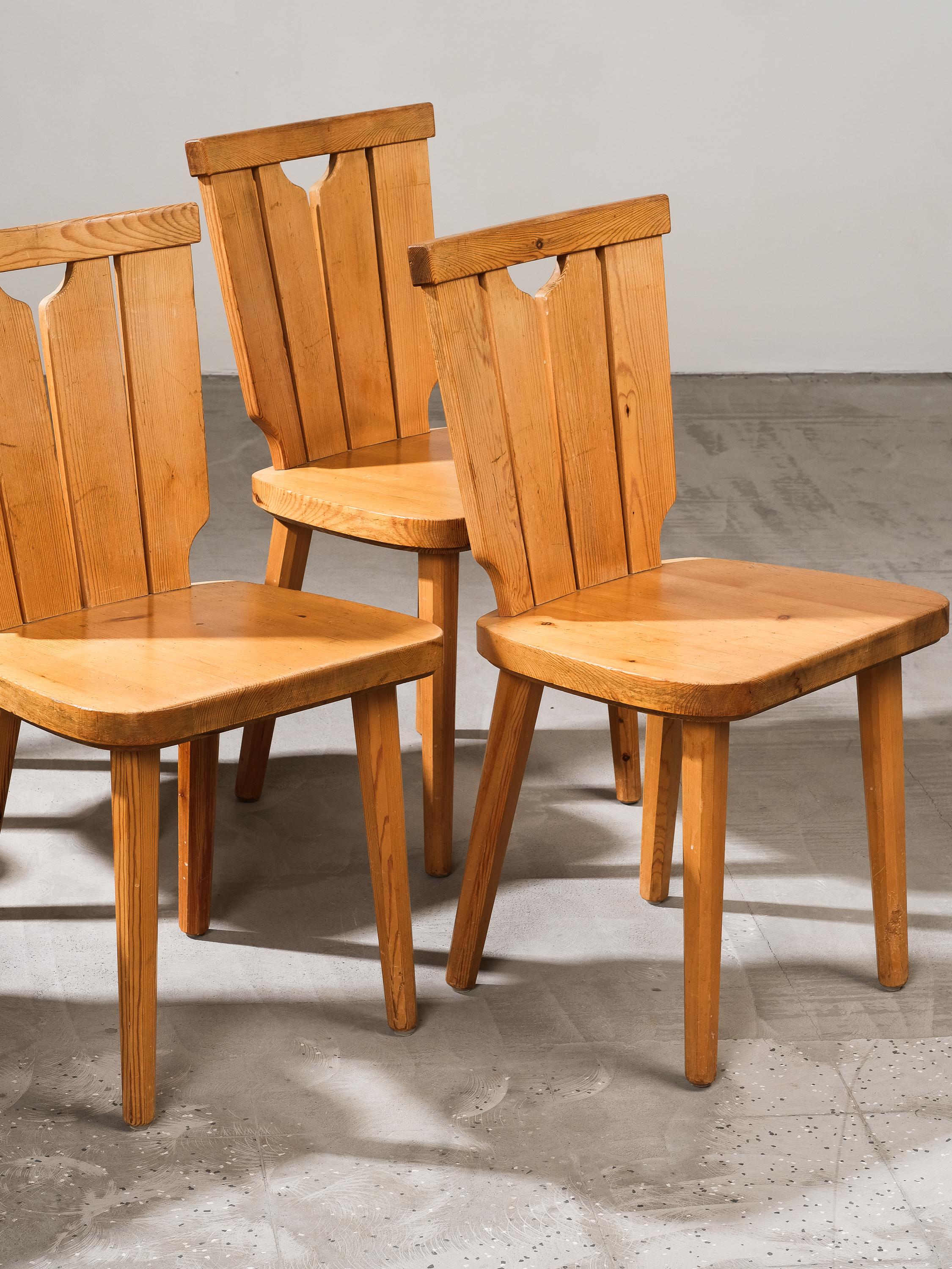 Scandinavo moderno Set di sei sedie da pranzo in pino svedese di Göran Malmvall, anni '60 in vendita