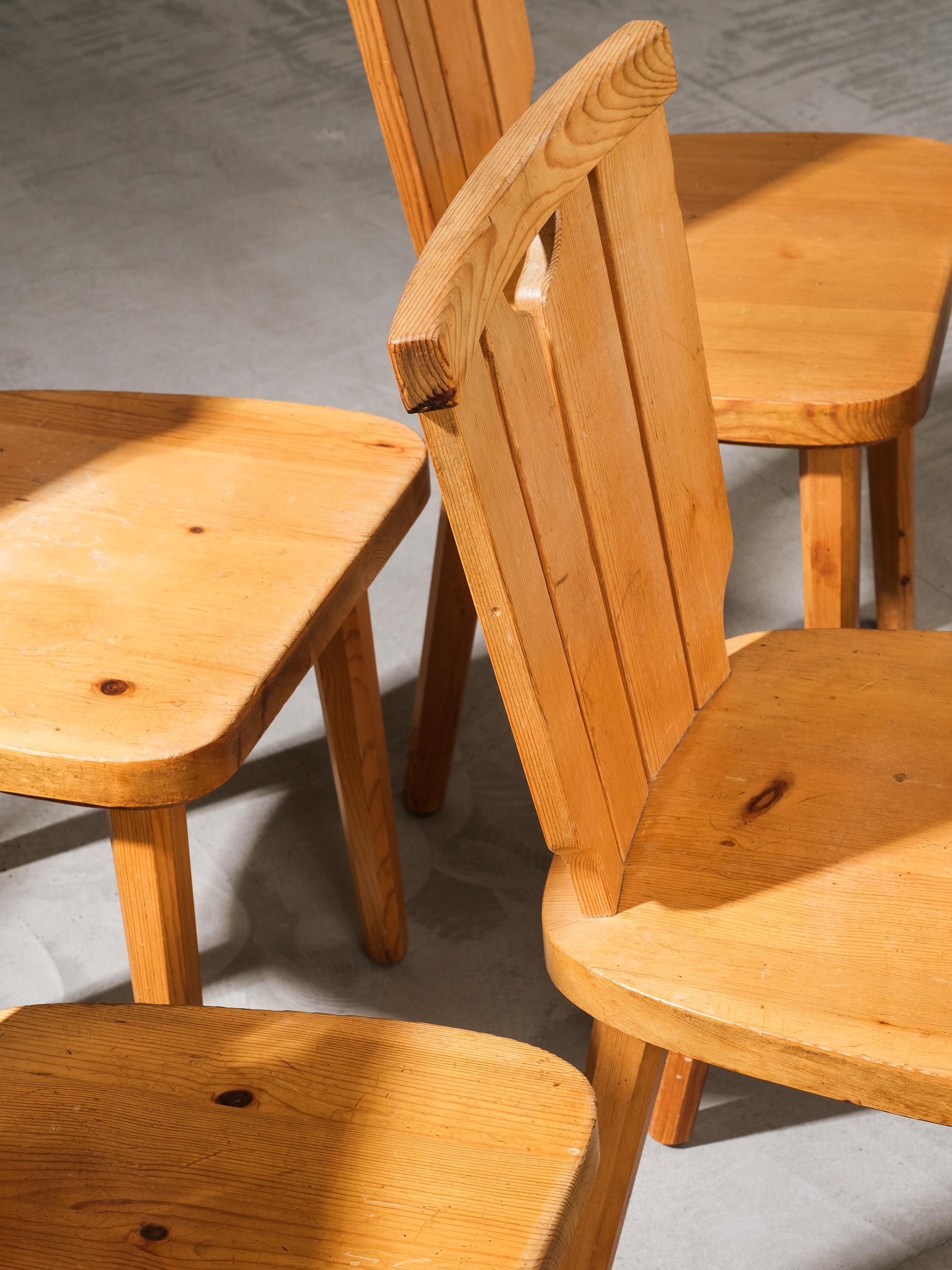 Set di sei sedie da pranzo in pino svedese di Göran Malmvall, anni '60 In condizioni discrete in vendita a Karis, Nyland