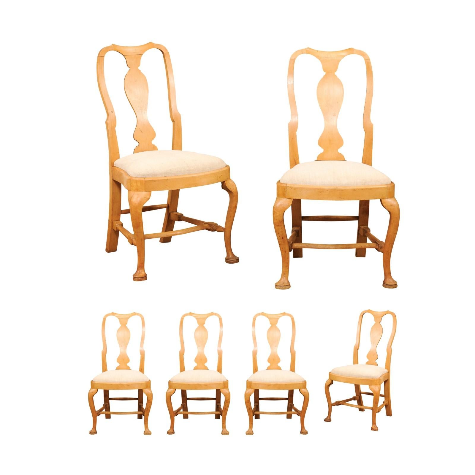 Ein Satz von sechs hölzernen Esszimmerstühlen im schwedischen Rokoko-Stil aus dem späten 19. Jahrhundert, mit geschnitzten Leisten, Cabriole-Beinen, pad-Füßen, Kreuzstreben und gepolsterten Sitzen. Dieser Satz von sechs Beistellstühlen im Rokokostil