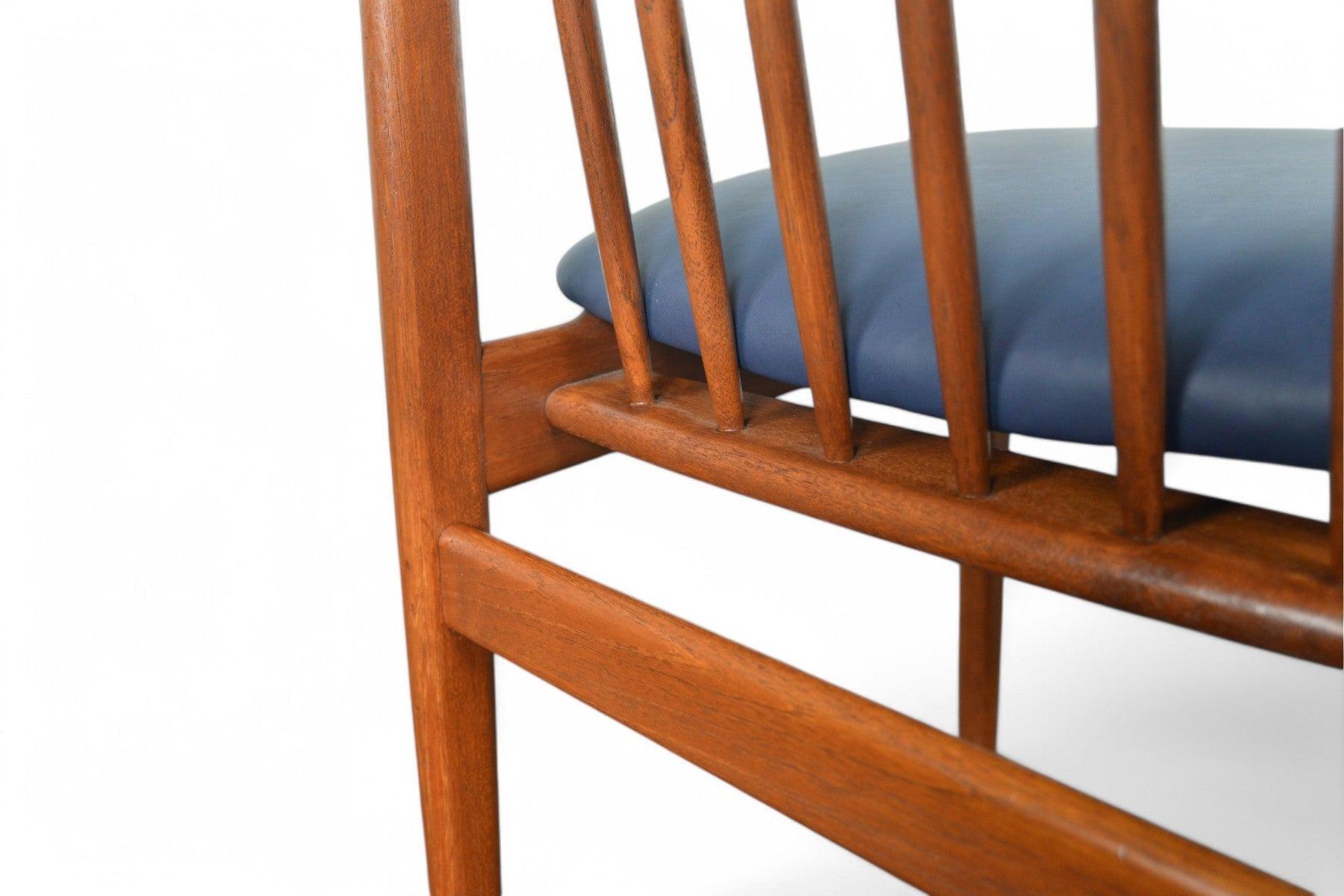 Mid-Century moderno Set di sei sedie da pranzo con schienale a fuso Sylve Stenquist in teak in vendita