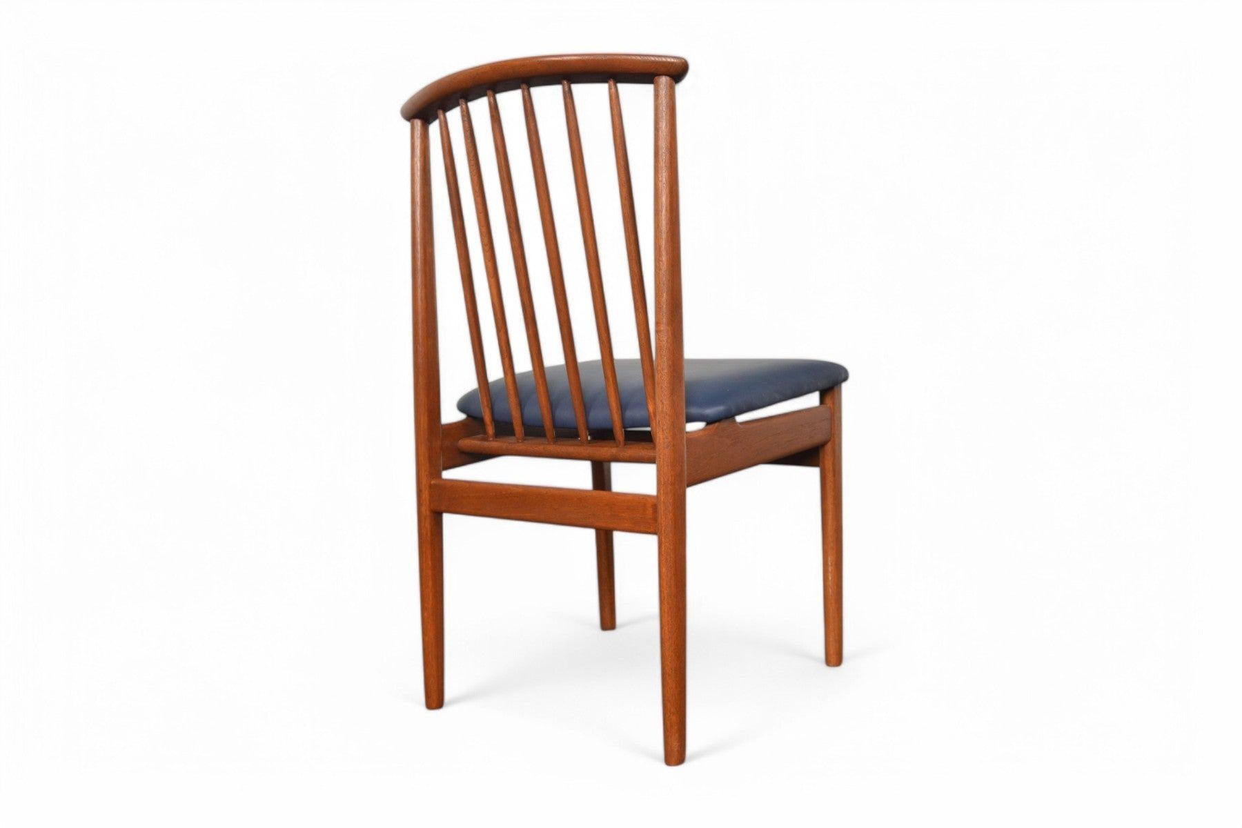 Danese Set di sei sedie da pranzo con schienale a fuso Sylve Stenquist in teak in vendita