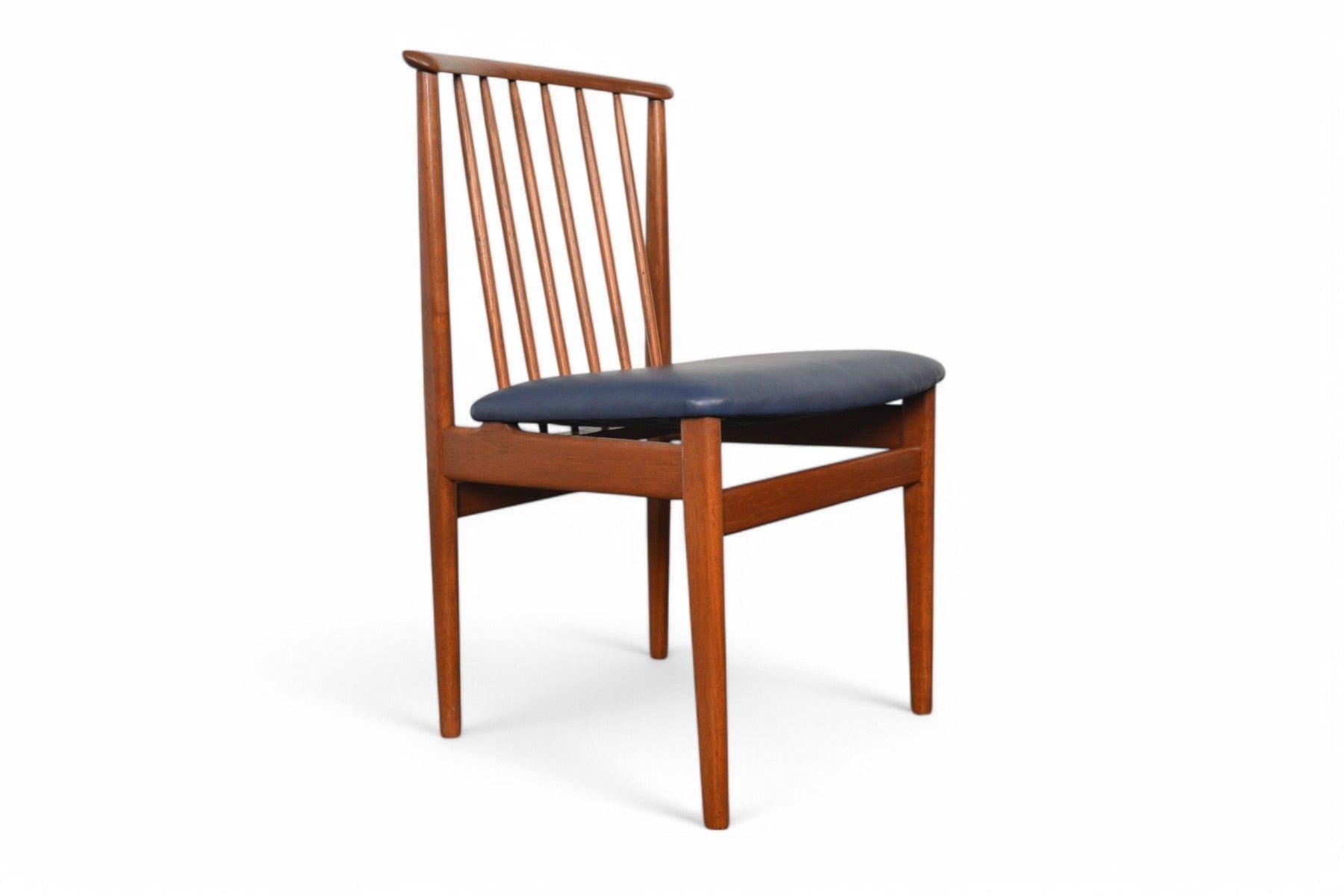 XX secolo Set di sei sedie da pranzo con schienale a fuso Sylve Stenquist in teak in vendita
