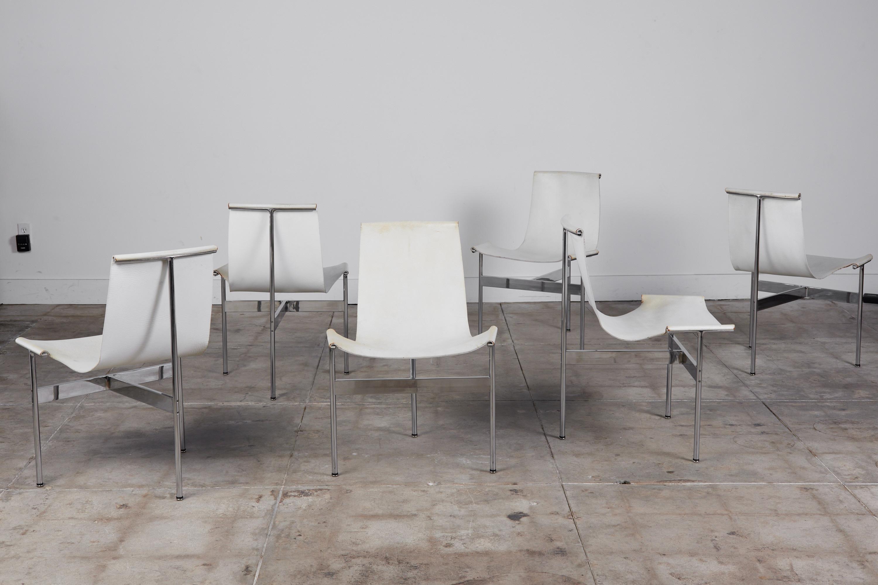 Ensemble de six chaises à trois pieds conçues par William Katavolos, Douglas Kelley et Ross Littell en 1952, États-Unis. Les chaises T iconiques à dossier incliné sont dotées d'un cadre et de pieds en acier chromé avec des barres transversales en