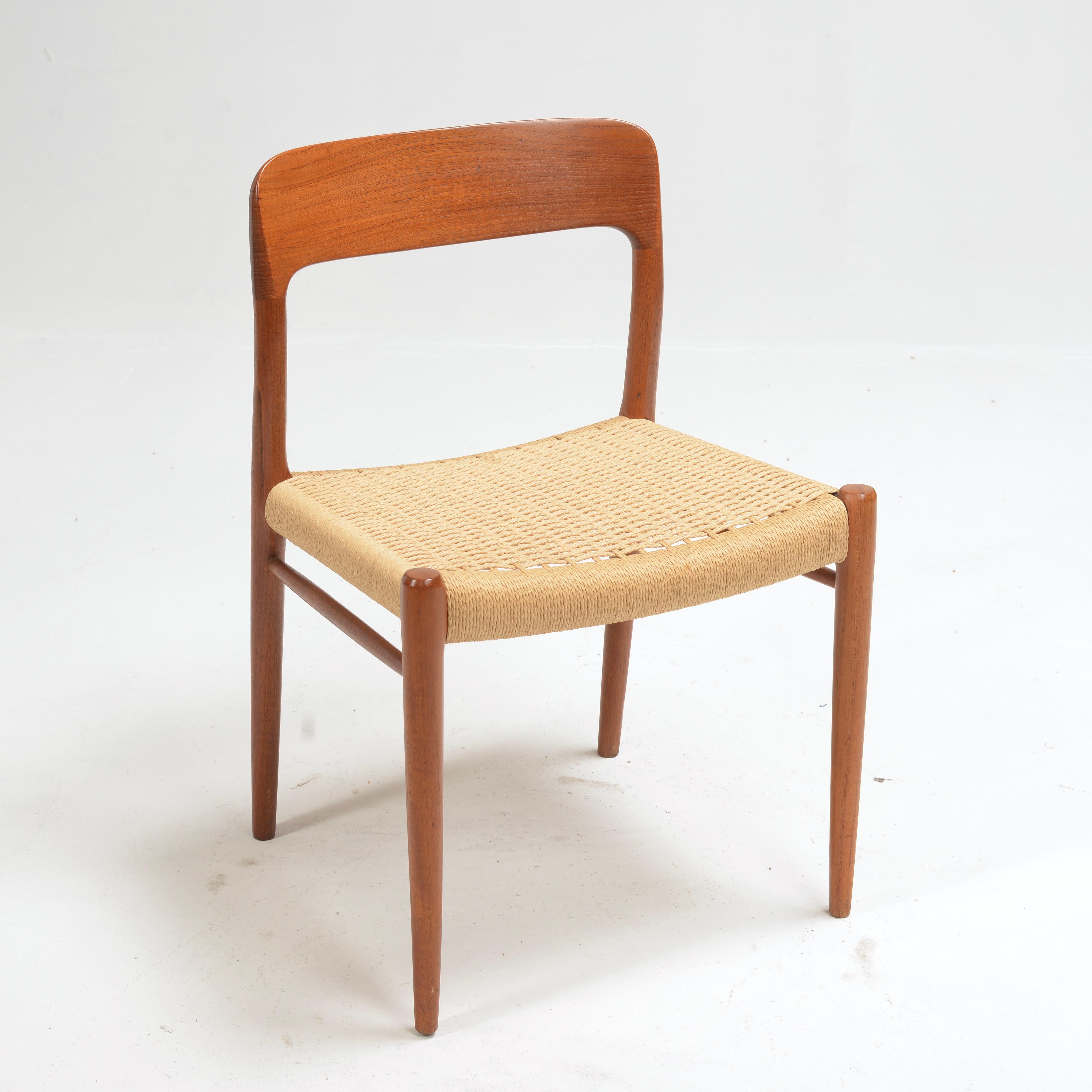 Satz von 6 Niels Otto Moller Modell 75 Esszimmerstühlen aus dem Jahr 1954.   Professionell umgeschnürt mit echter dänischer Kordel.  Der Preis gilt pro Stuhl.
Derzeit haben wir 4 weitere Moller-Modelle in unserem Ausstellungsraum in Los Angeles