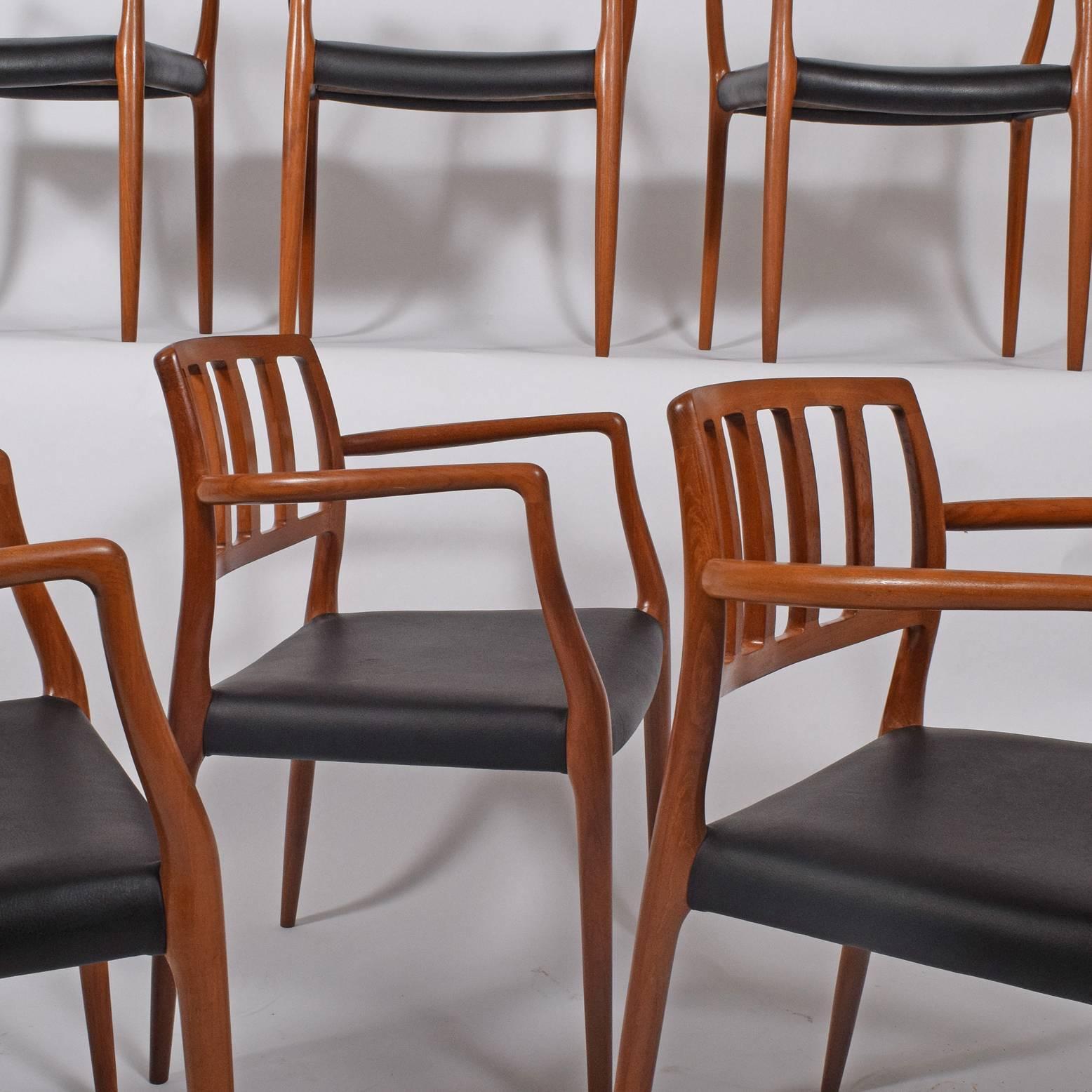 Skulpturale Sessel aus massivem Teakholz, Design von Niels O. Møller, schwarze Lederpolsterung
Vom Hersteller signiert. Hergestellt von J.L. Moller Mobelfabrik. Modell Nr. 66
Maße: Armhöhe 27,75