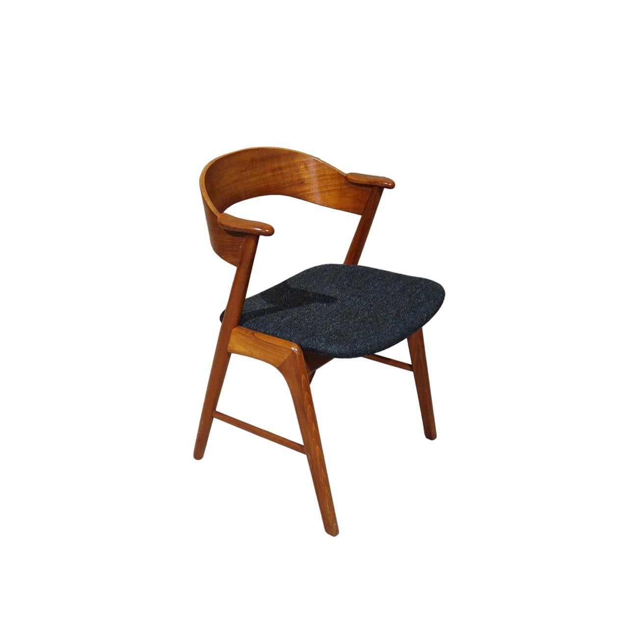 Set of six teak danish dining chairs, restored and reupholstered In Good Condition For Sale In Brussels , BE