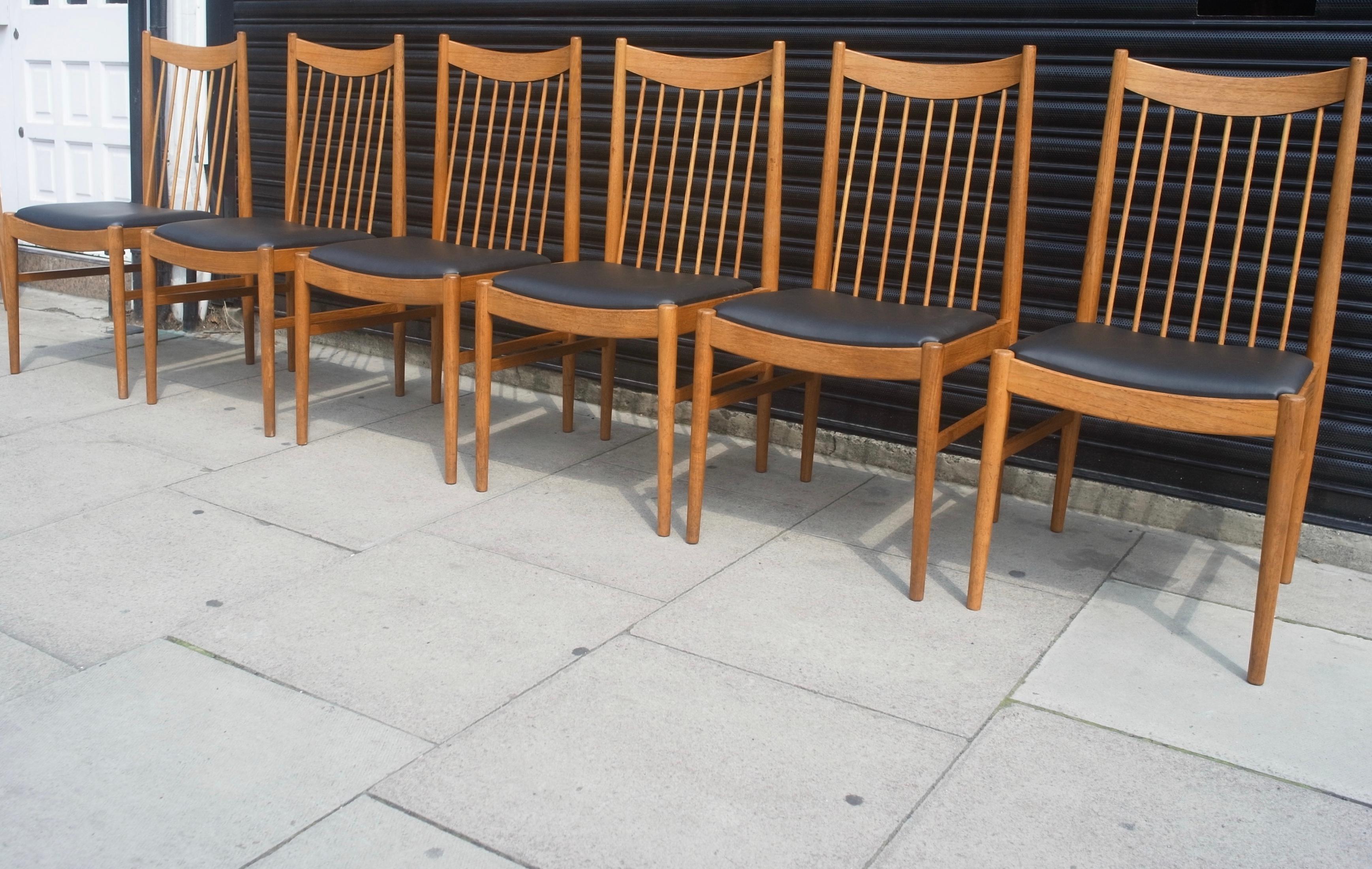 Six very elegant and beautifully proportioned vintage Danish 1960s, Teak framed, Arne Vodder, model 422, dining chairs. These fine dining chairs, have delicately carved spindled Teak struts supporting the back, and are set on elegant solid Teak