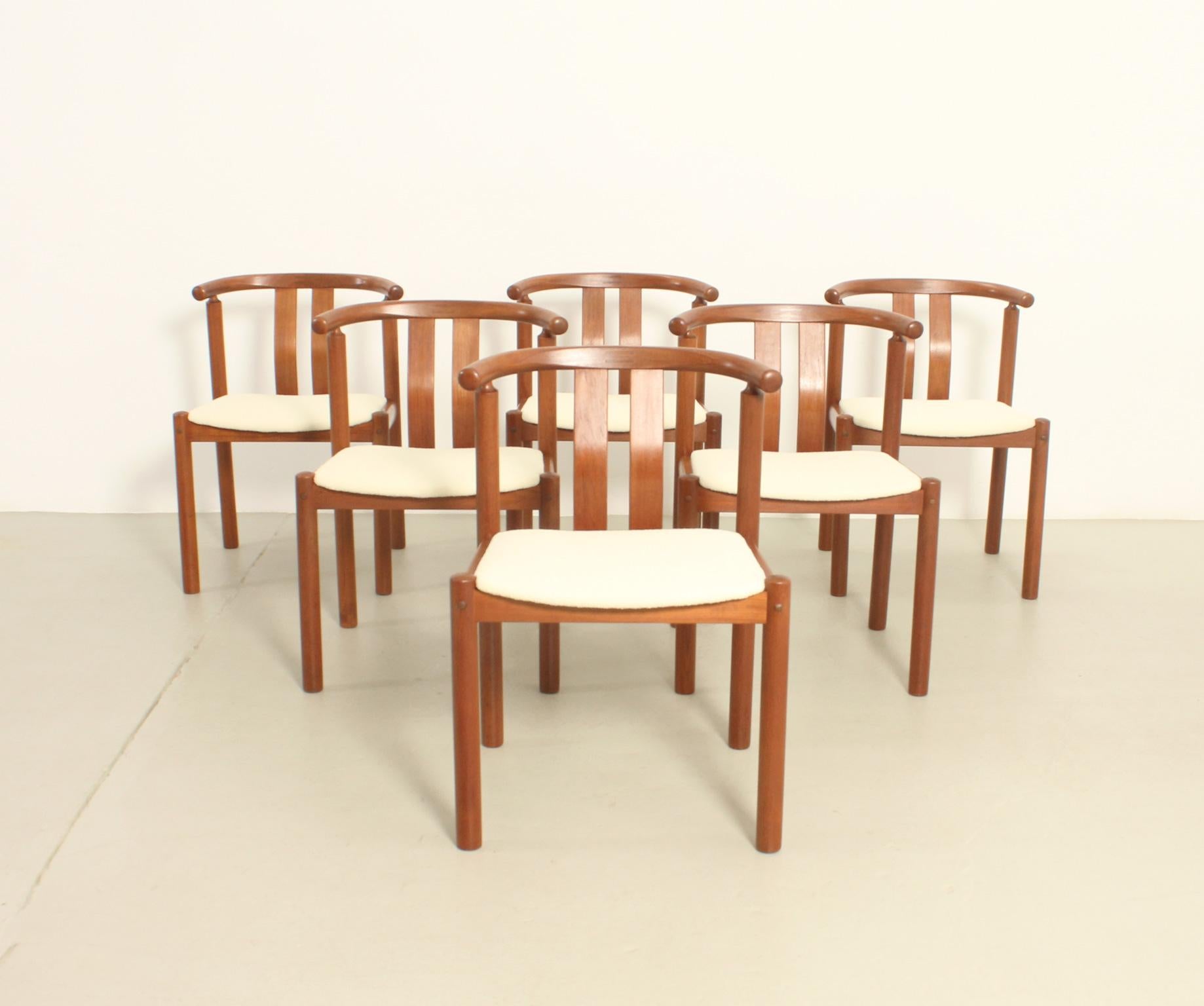 Set di sei sedie da pranzo disegnato da Hans J. Frydendal per Boltinge Stolefabrik, Danimarca, anni '70. Legno massiccio di teak con dettagli curati e tappezzeria nuova con tessuto boucle. 
