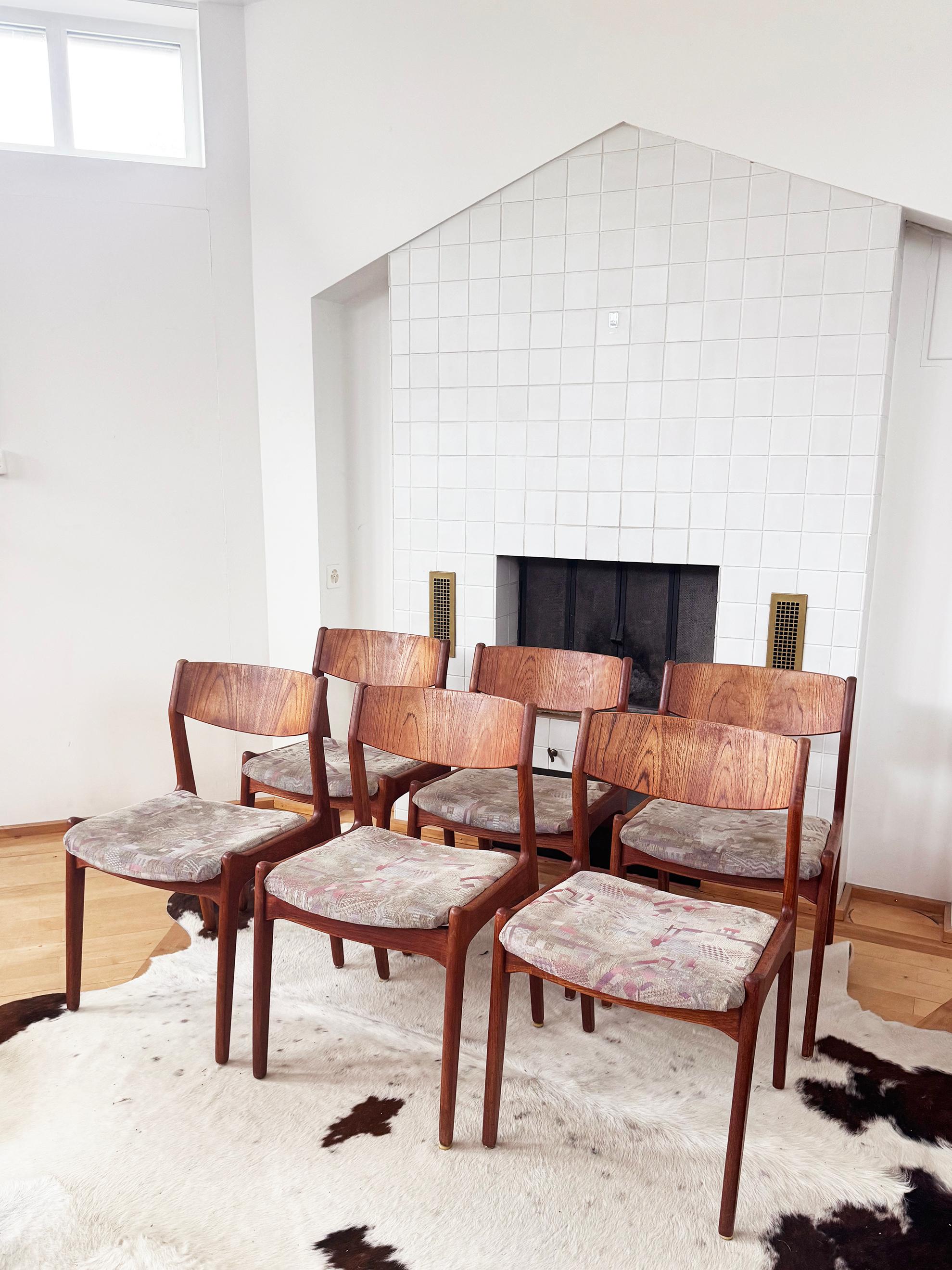 Bellissimo e RARO, ricercatissimo set di 6 sedie in teak degli anni '60/'70 del designer Henning Kjaernaulf per Sorø Stolefabrik.
La tappezzeria dovrà essere rifatta e questa è l'occasione perfetta per personalizzarla in base al tuo spazio.
Lasciamo