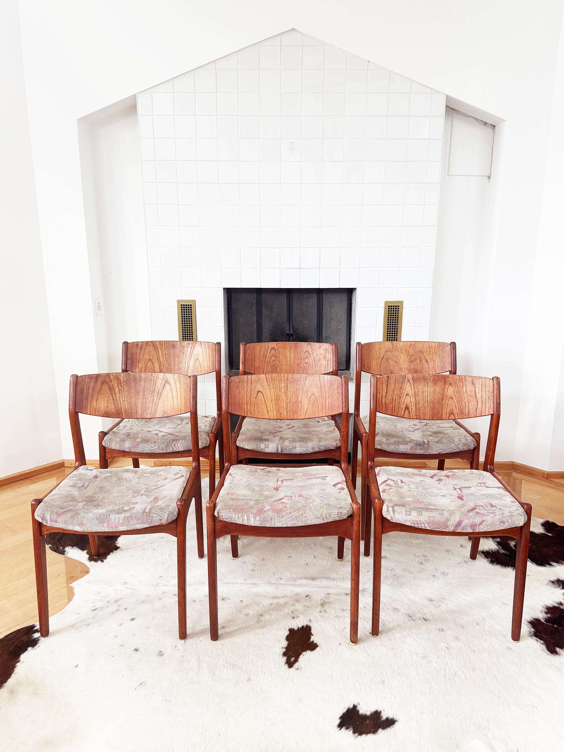 Scandinavo moderno Set di sei RARE sedie da pranzo in teak di Henning Kjaernaulf per Sorø Stolefabrik in vendita